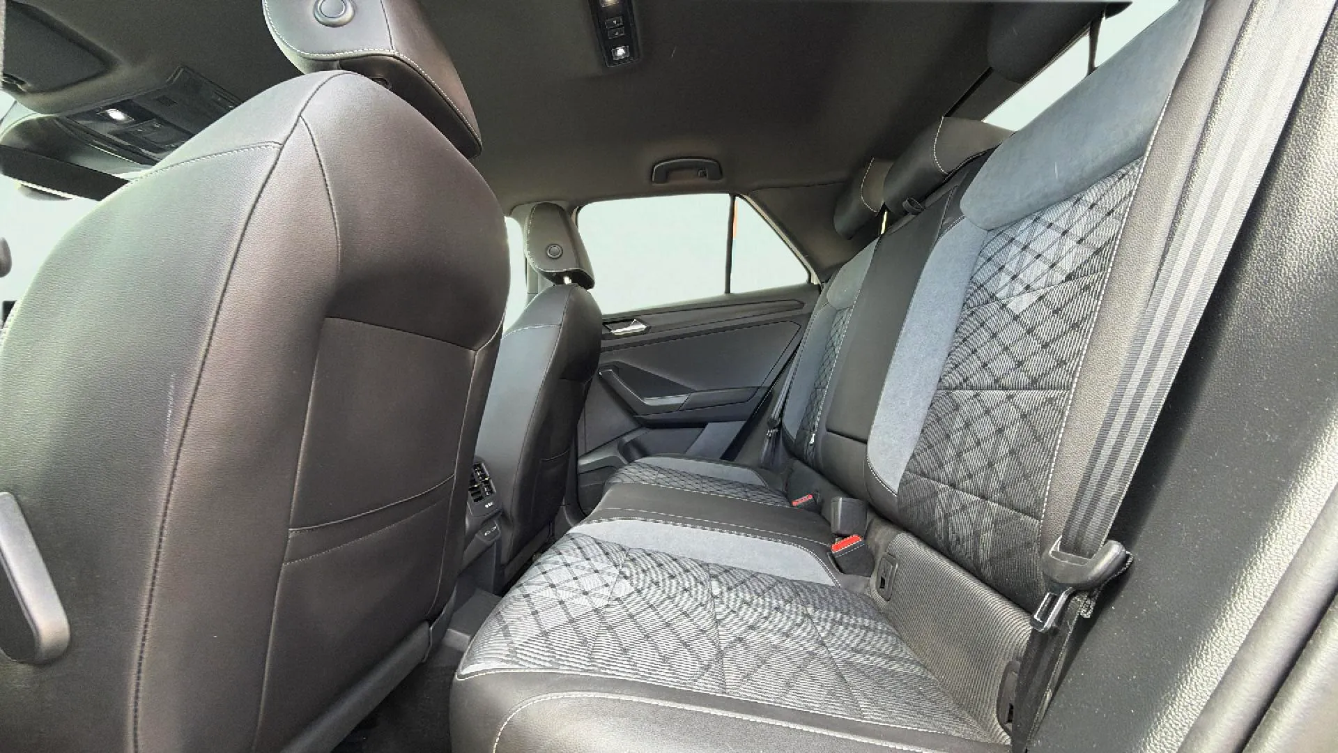 Volkswagen T-Roc R-Line 1.5 TSI DSG - foto 35