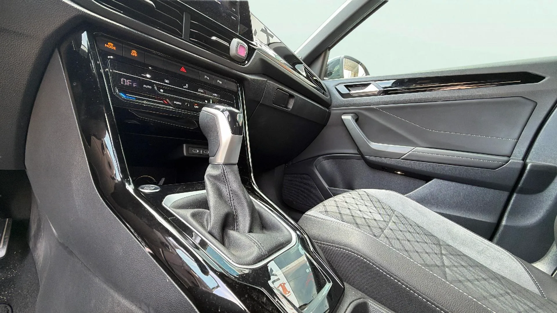 Volkswagen T-Roc R-Line 1.5 TSI DSG - foto 15