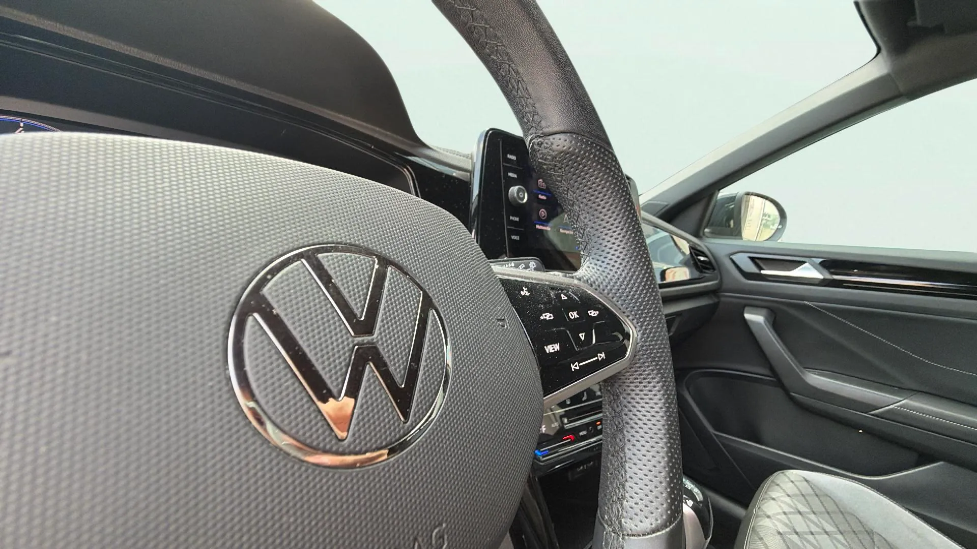 Volkswagen T-Roc R-Line 1.5 TSI DSG - foto 29