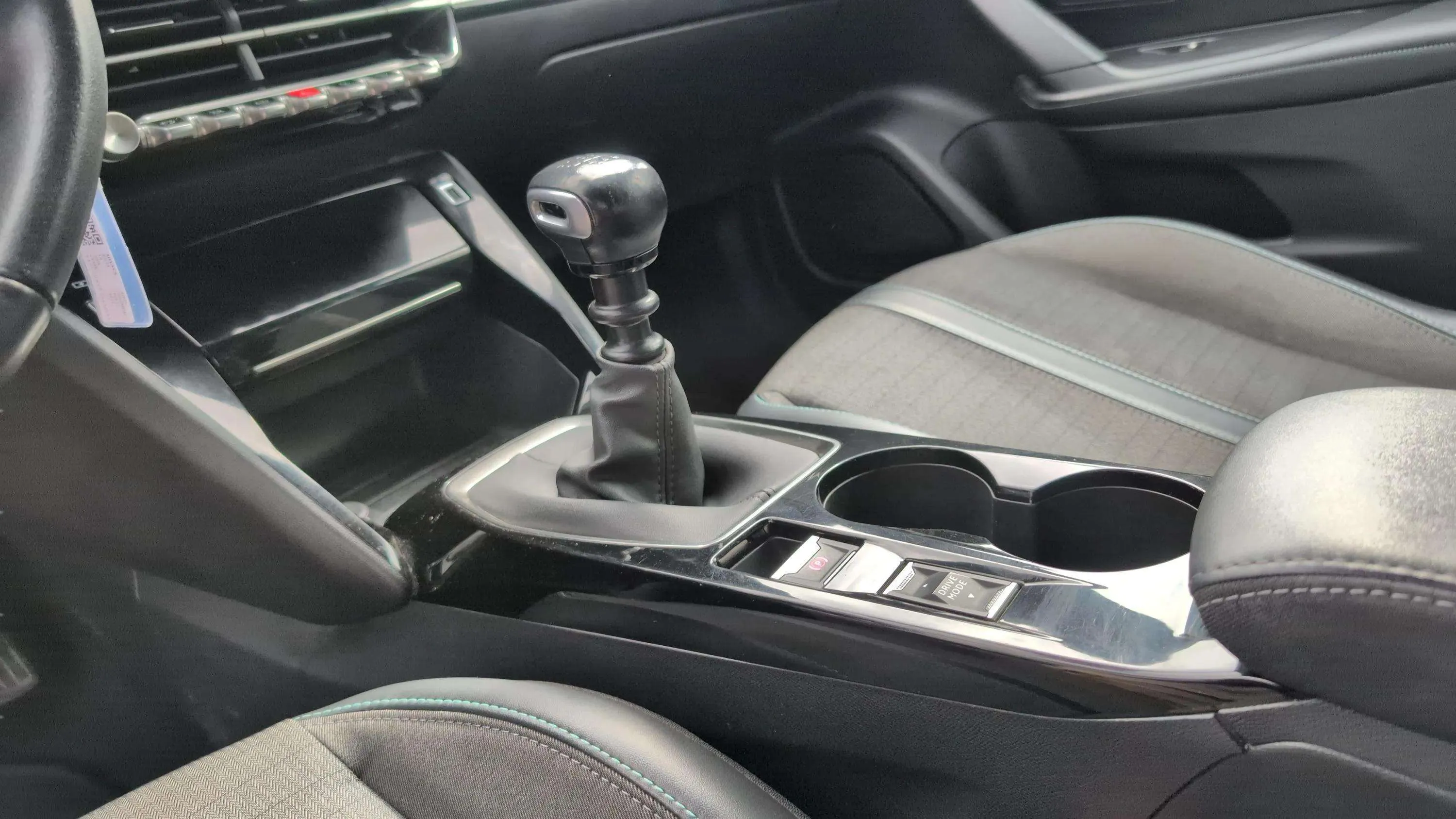 Peugeot 2008 Allure Pack PureTech 130 - foto 16