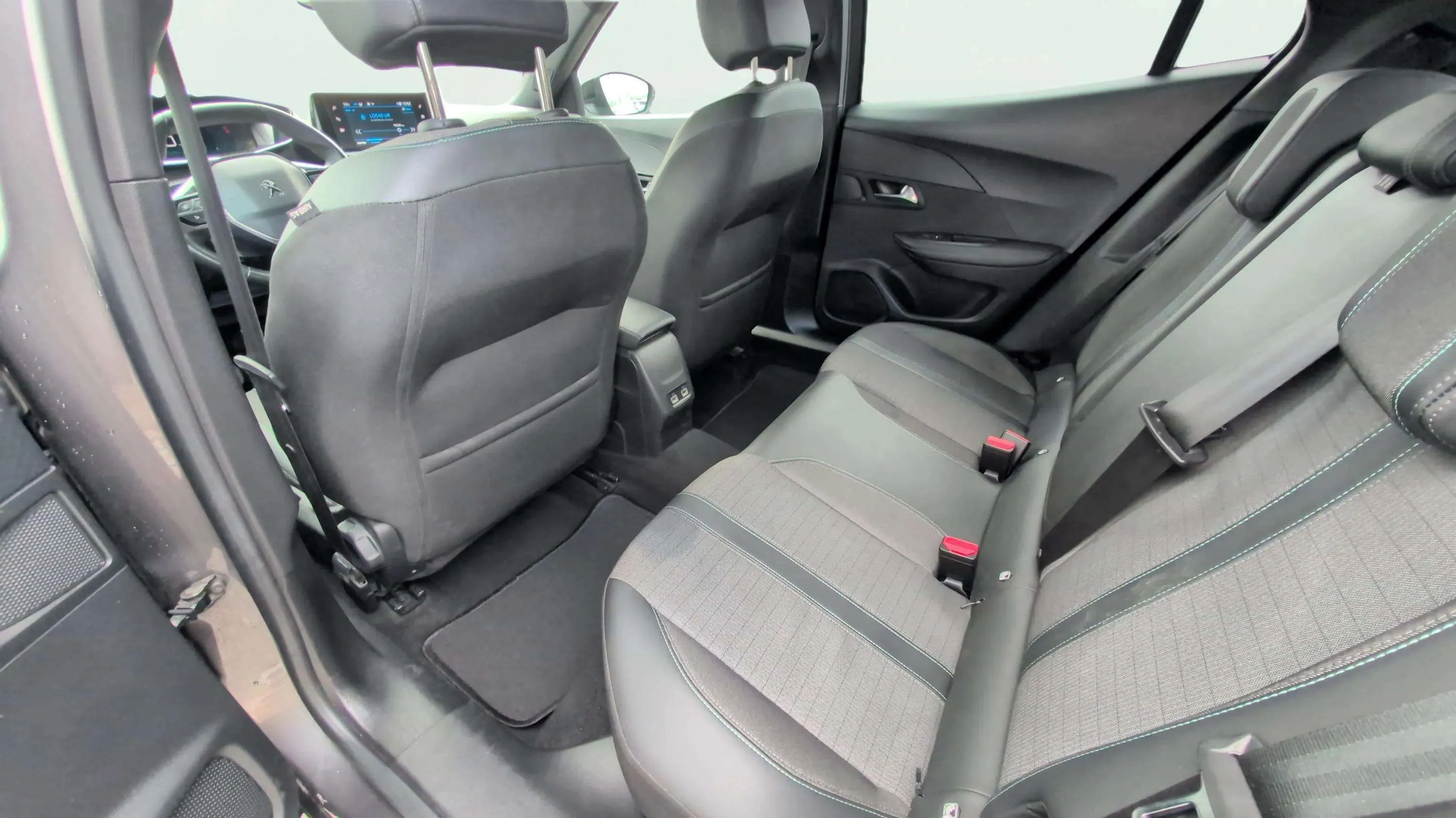 Peugeot 2008 Allure Pack PureTech 130 - foto 20