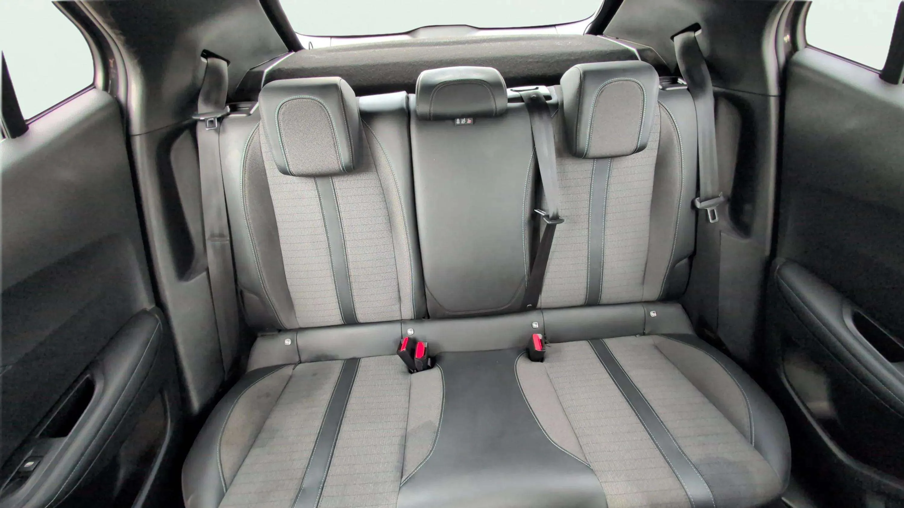 Peugeot 2008 Allure Pack PureTech 130 - foto 21