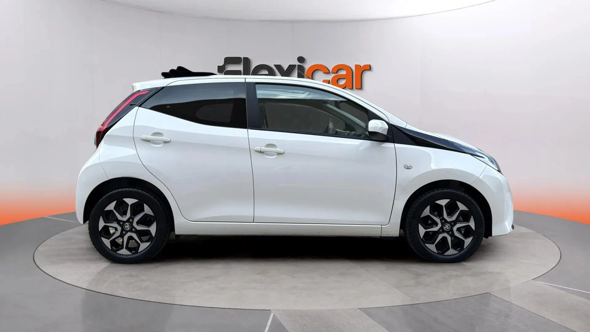 Toyota Aygo 1.0 70 x-clusiv - foto 2
