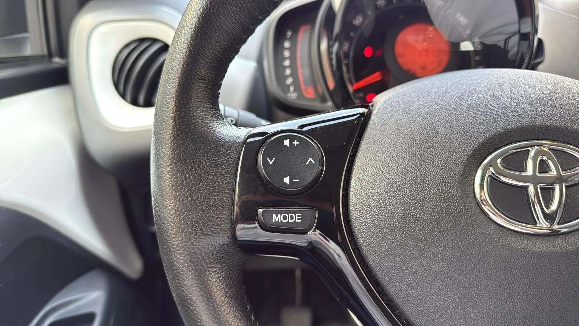 Toyota Aygo 1.0 70 x-clusiv - foto 12