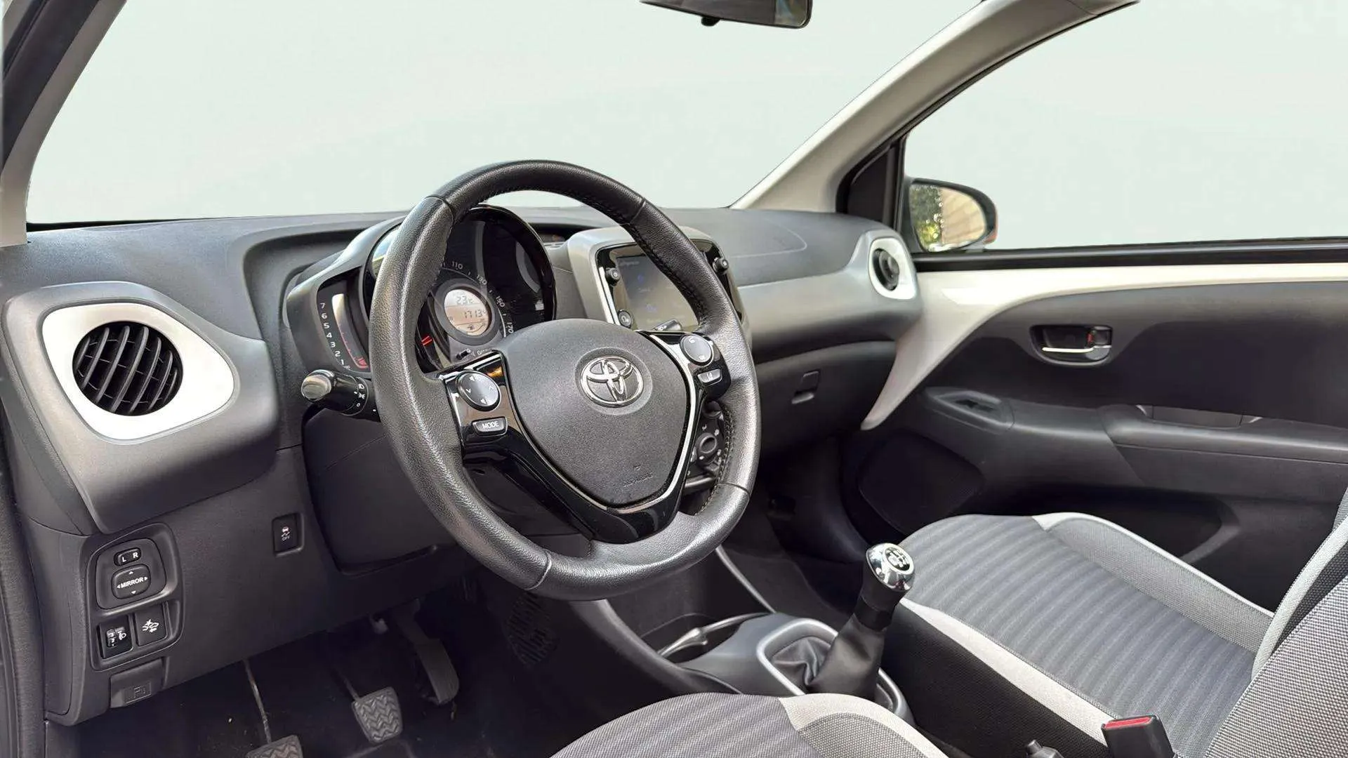 Toyota Aygo 1.0 70 x-clusiv - foto 17