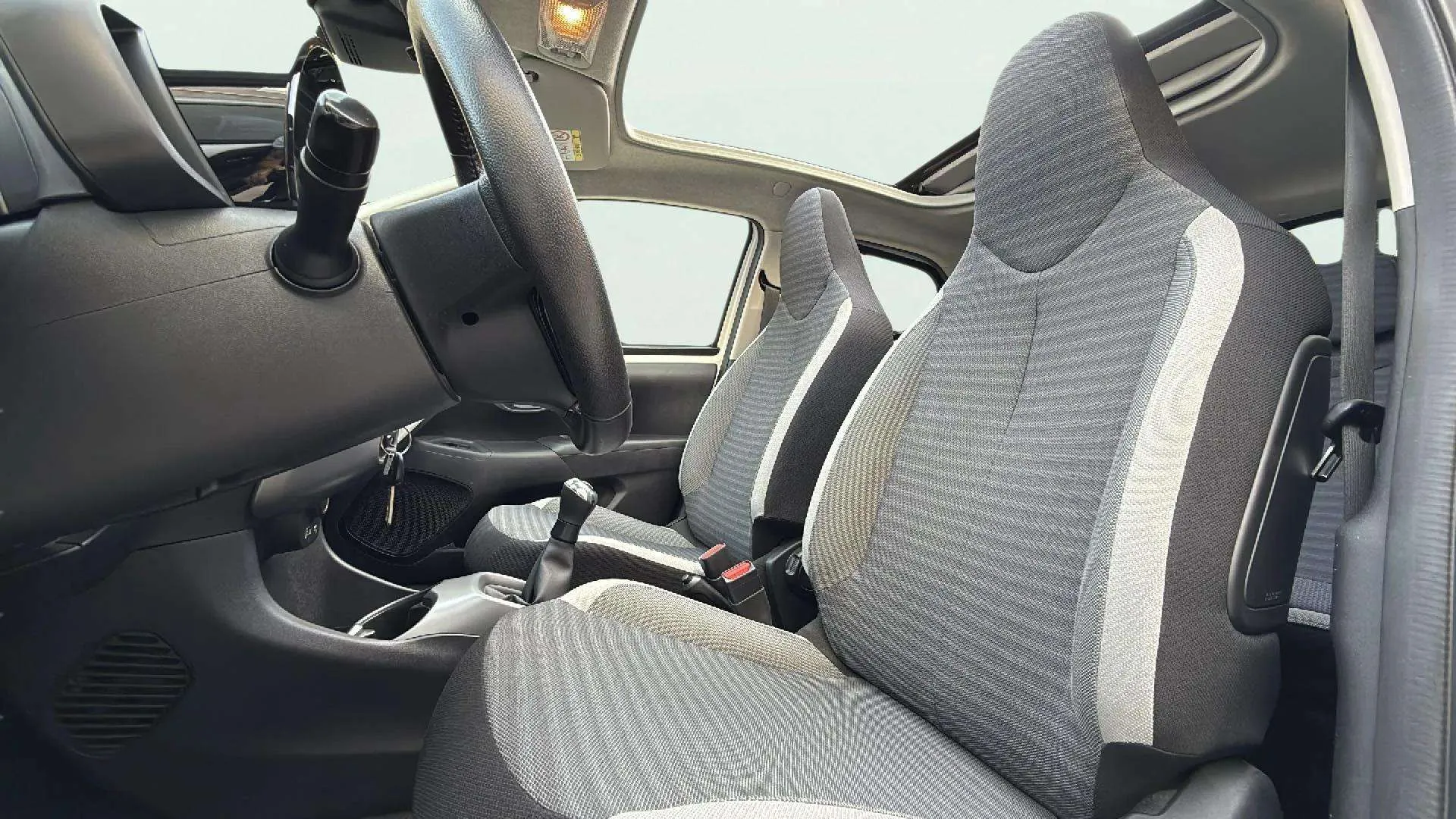 Toyota Aygo 1.0 70 x-clusiv - foto 19