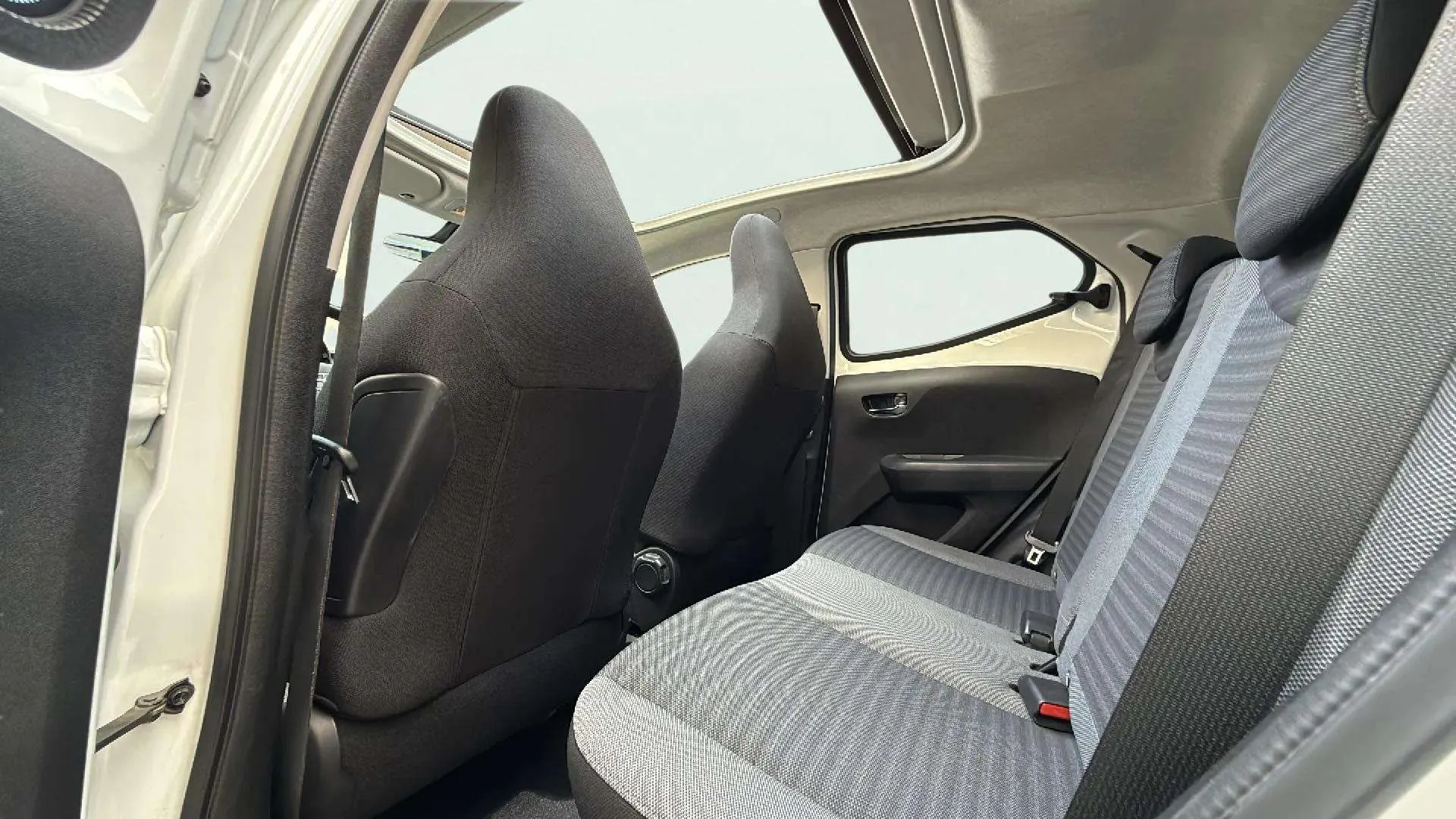 Toyota Aygo 1.0 70 x-clusiv - foto 18