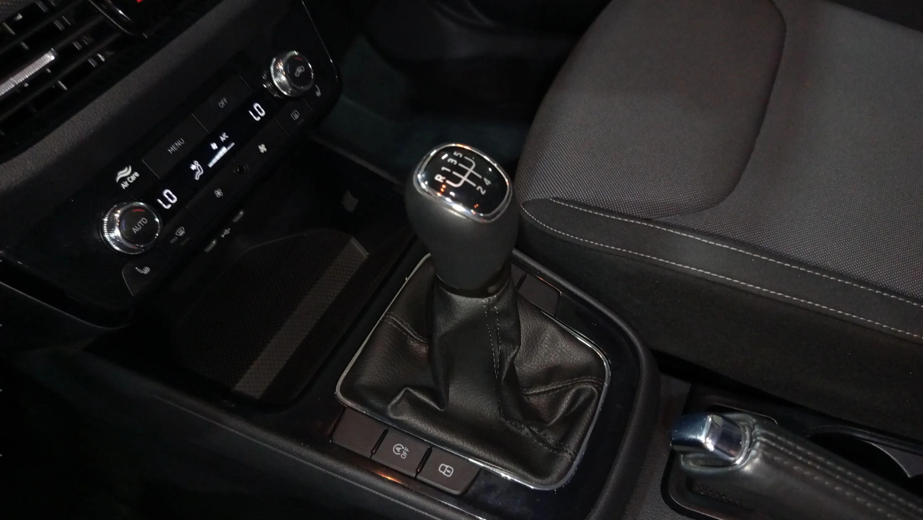 Škoda Fabia 1.0 TSI Selection - foto 19