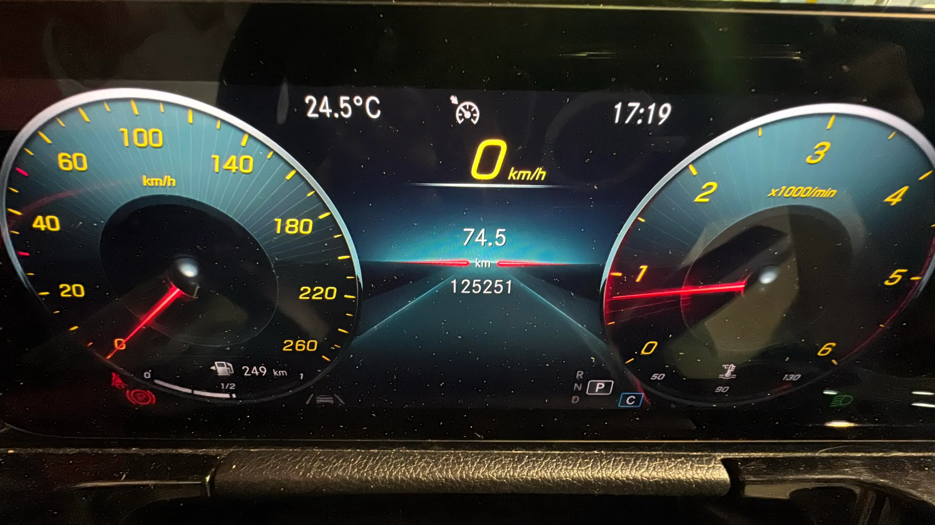 Mercedes-Benz GLA 200 D - foto 12