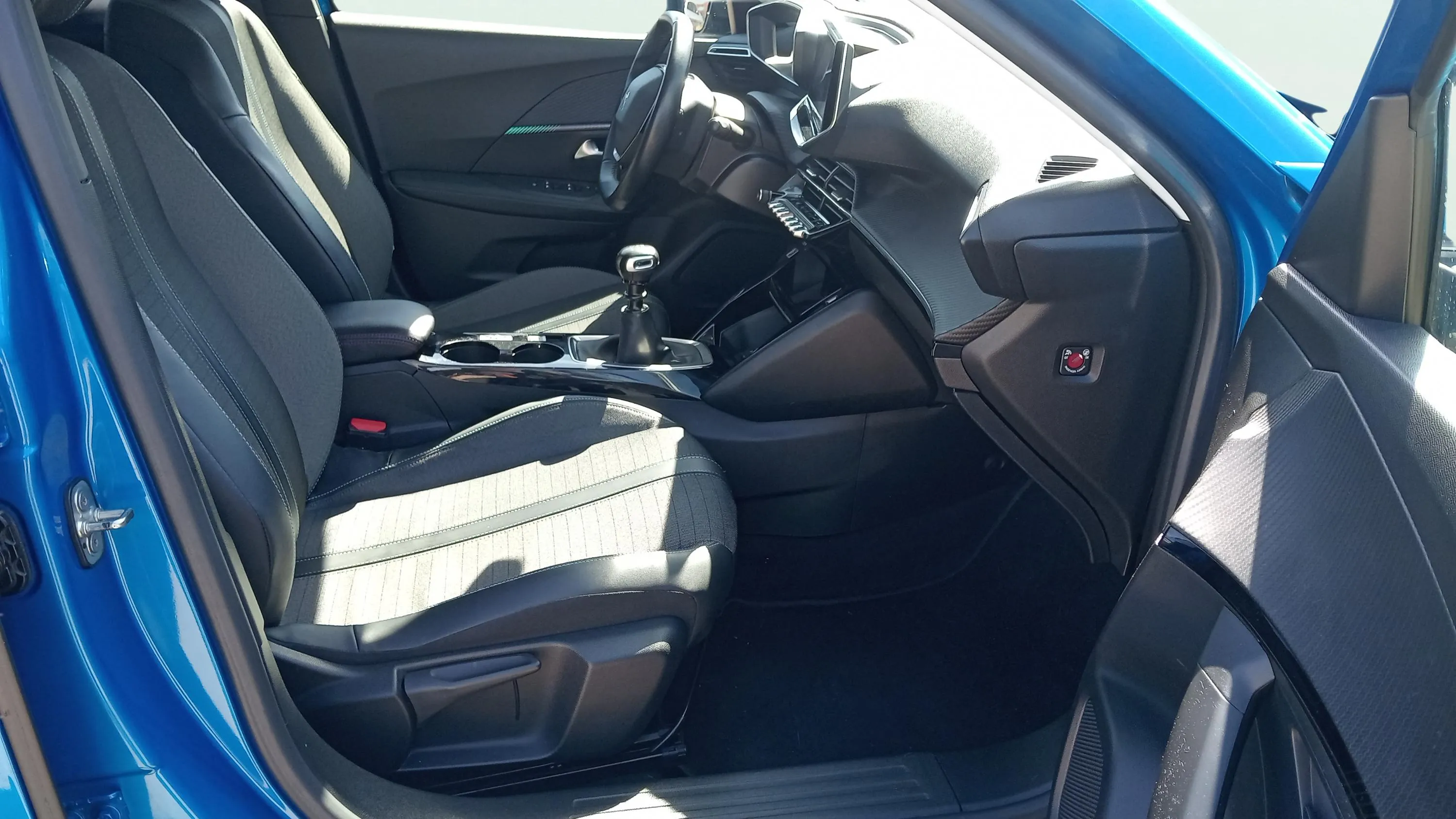 Peugeot 2008 Allure Pack PureTech 130 BVM6 - foto 17