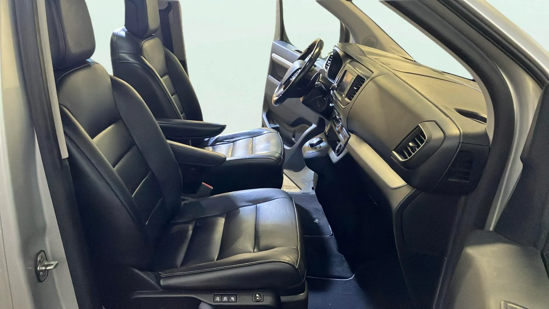 Peugeot Traveller Business VIP BlueHDi EAT8 Long - foto 21