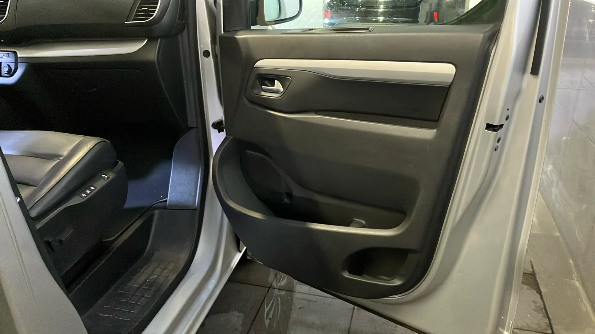 Peugeot Traveller Business VIP BlueHDi EAT8 Long - foto 20