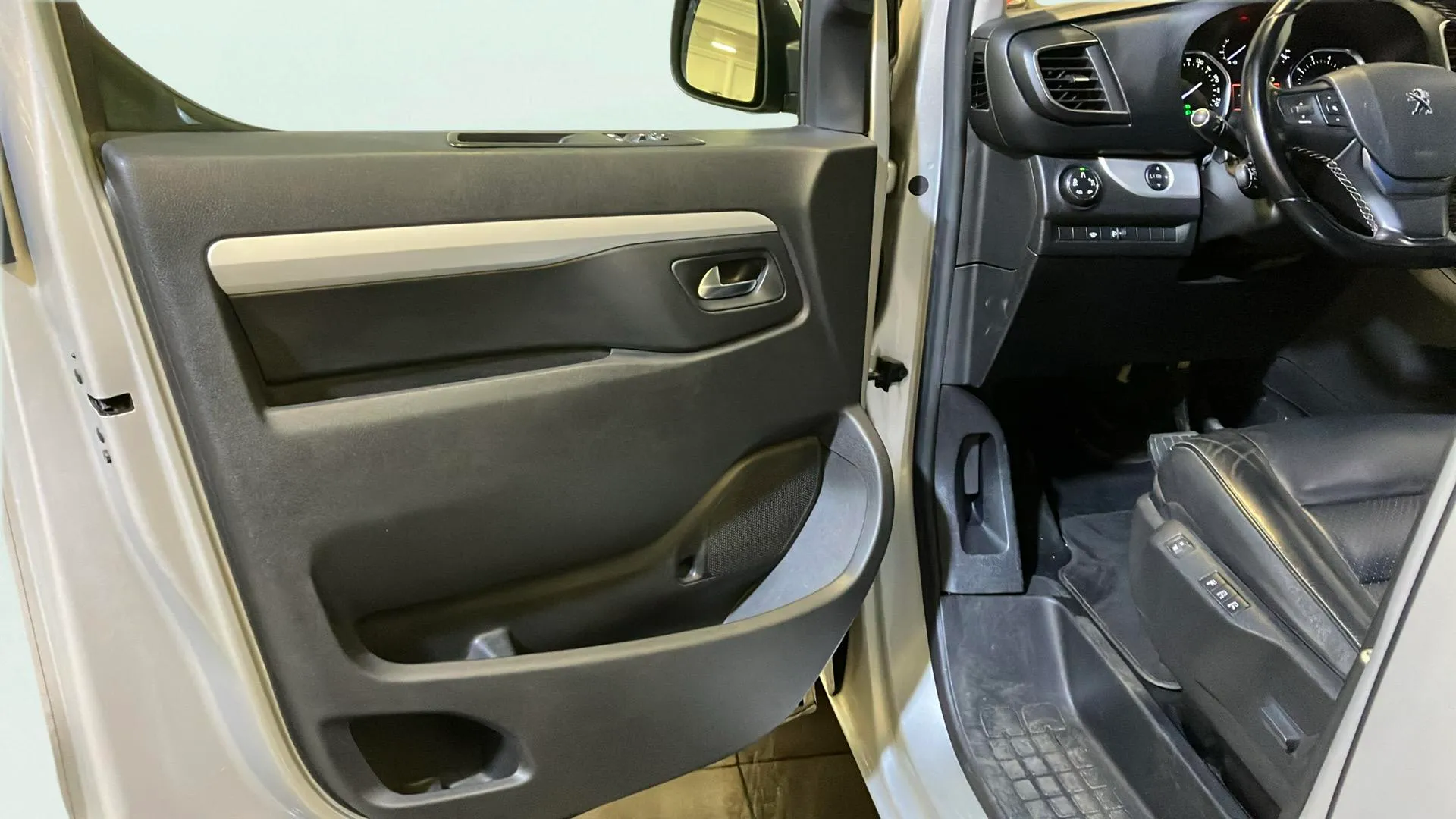 Peugeot Traveller Business VIP BlueHDi EAT8 Long - foto 19