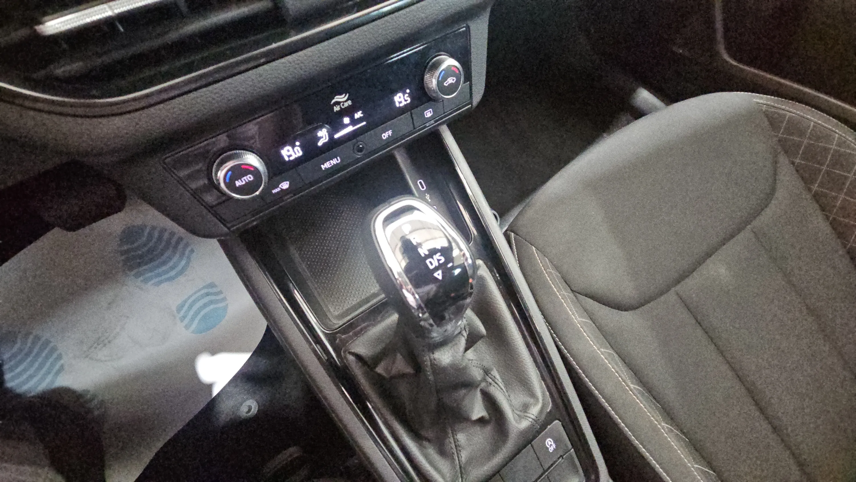 Škoda Kamiq 1.5 TSI DSG Selection - foto 17