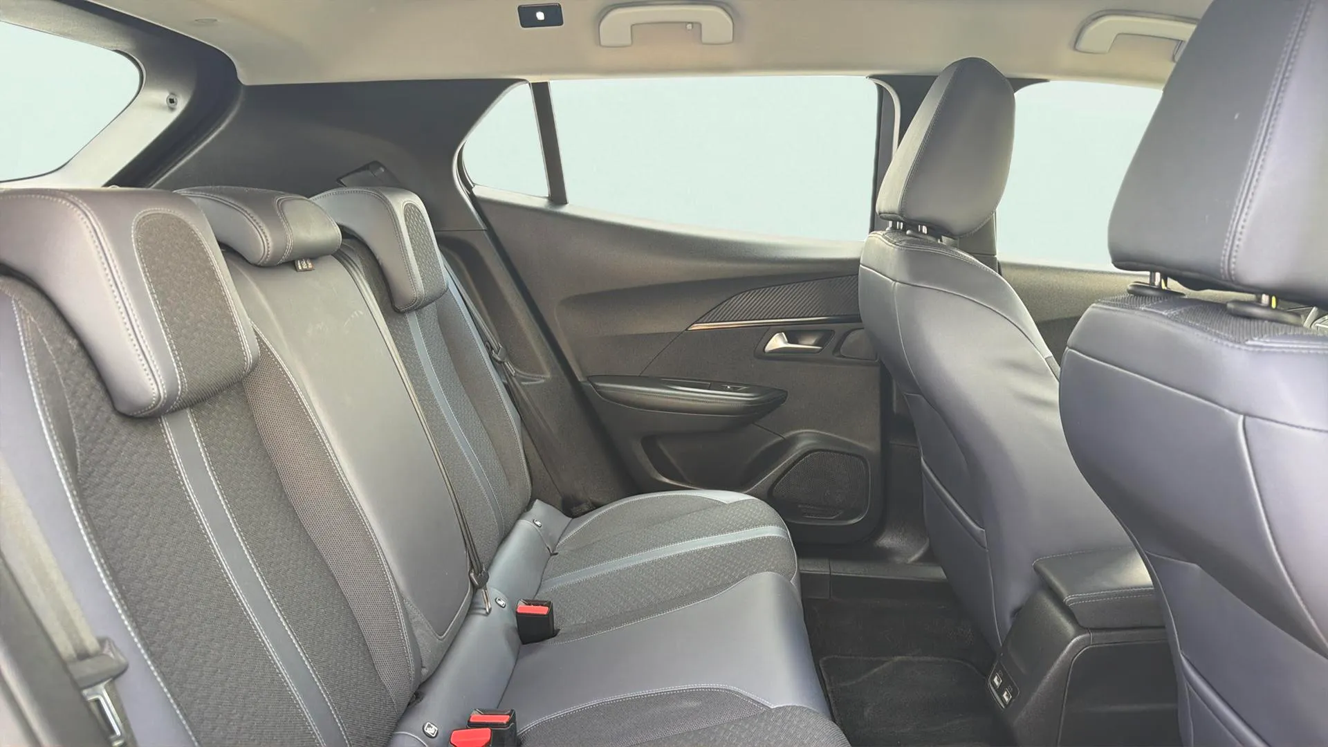 Peugeot 2008 Allure BlueHDi 100 BVM6 - foto 13