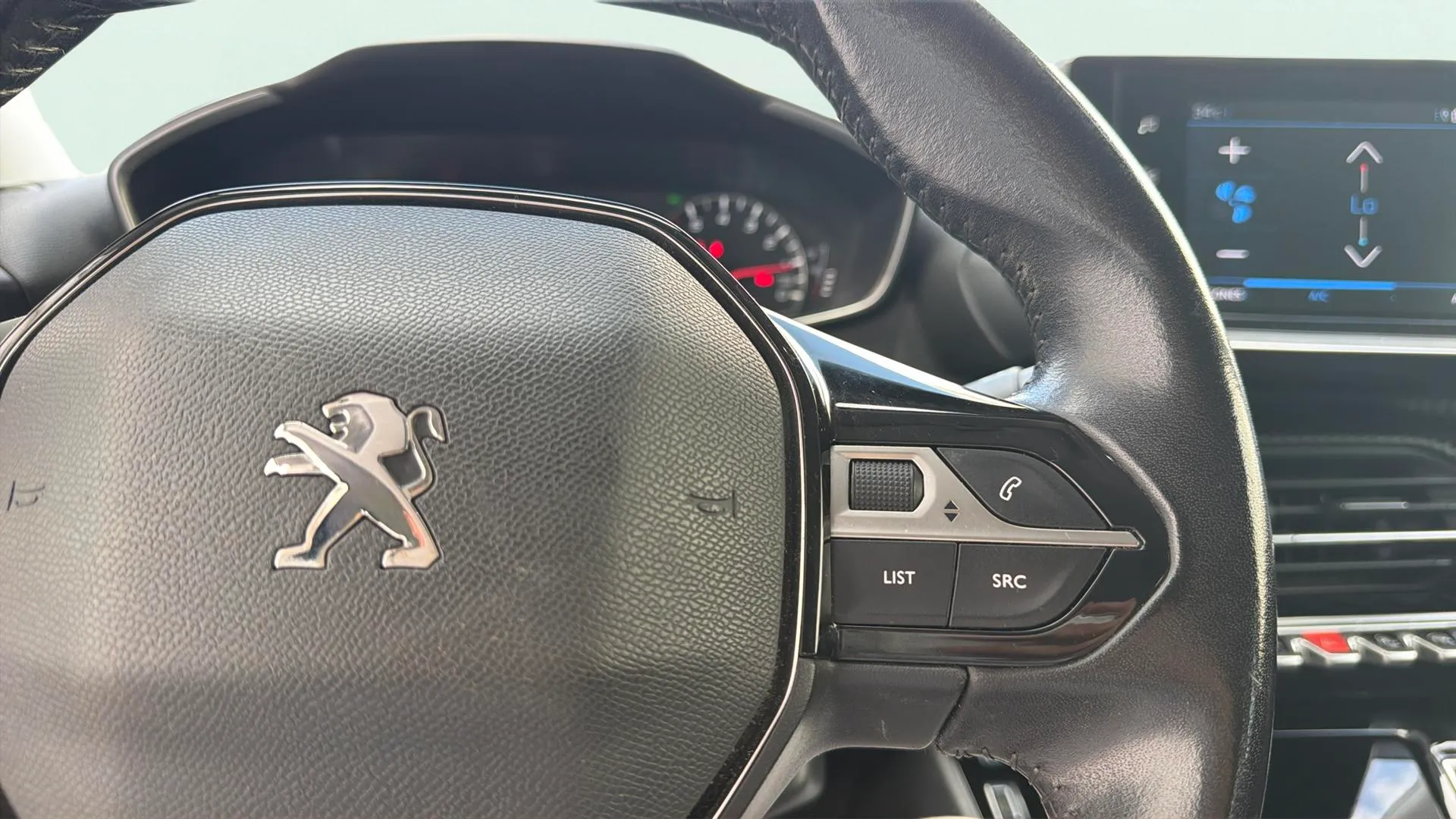 Peugeot 2008 Allure BlueHDi 100 BVM6 - foto 10