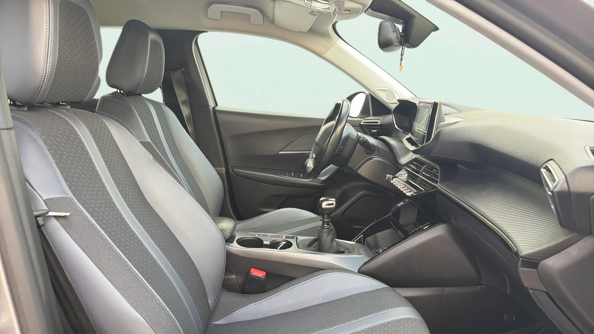 Peugeot 2008 Allure BlueHDi 100 BVM6 - foto 12