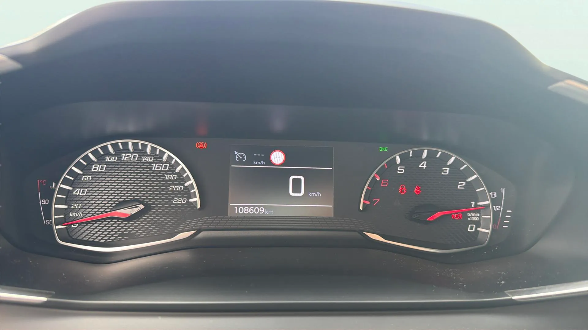 Peugeot 2008 Allure BlueHDi 100 BVM6 - foto 8