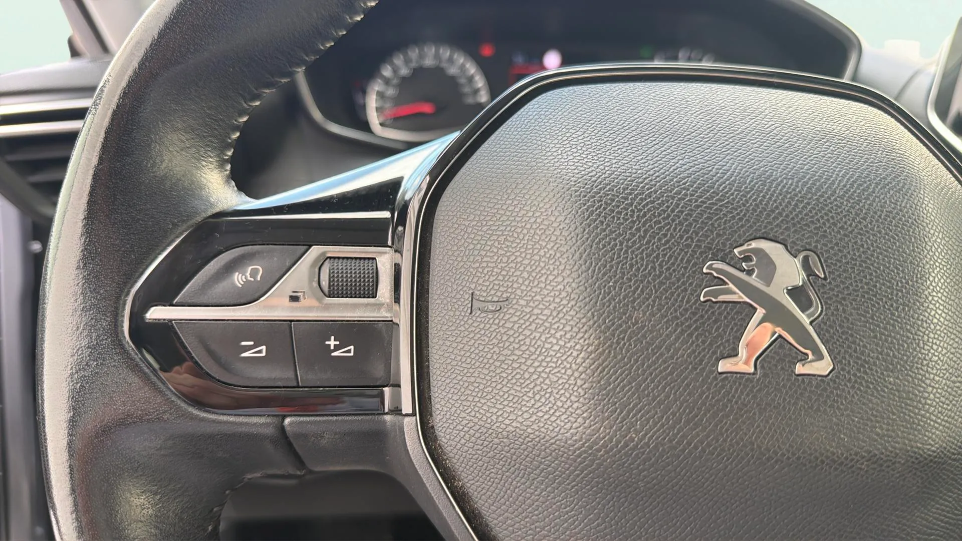Peugeot 2008 Allure BlueHDi 100 BVM6 - foto 9