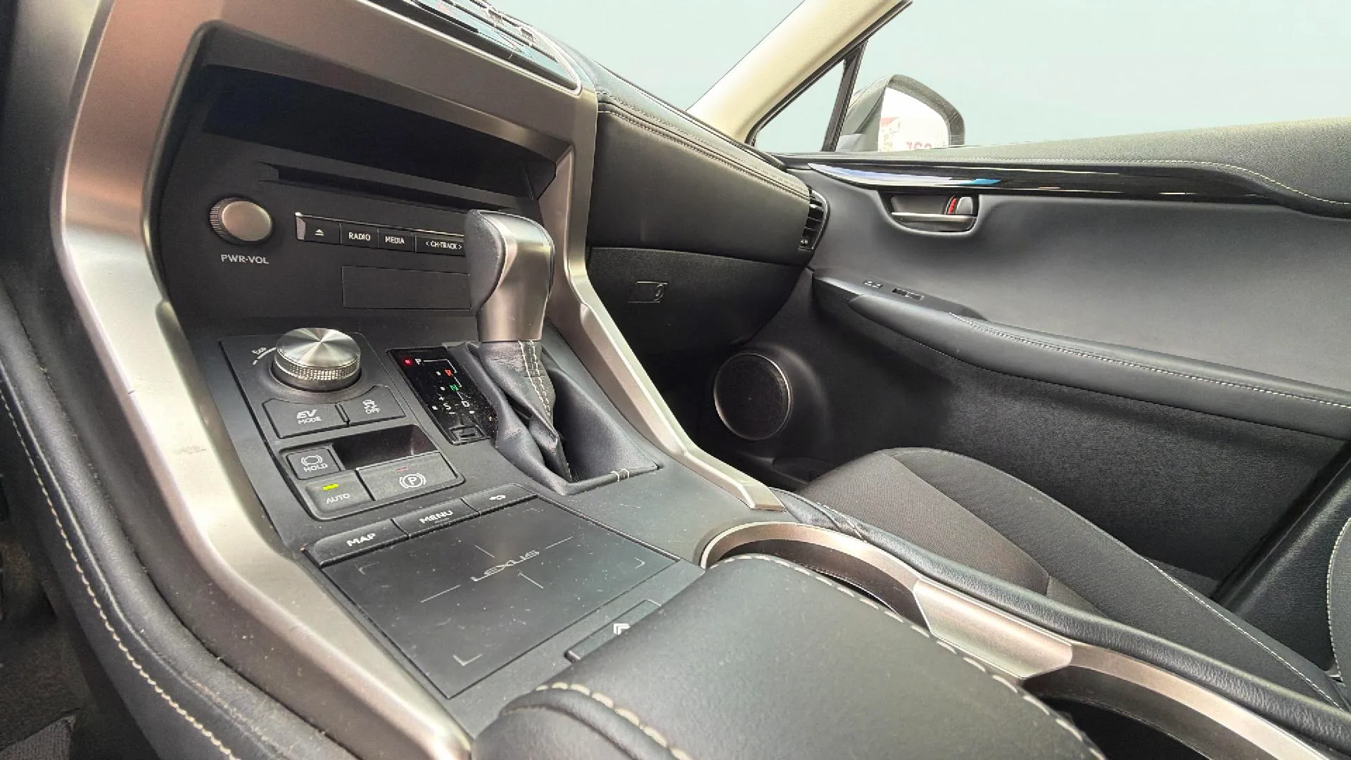 Lexus NX 2.5 300h Business 2WD - foto 27