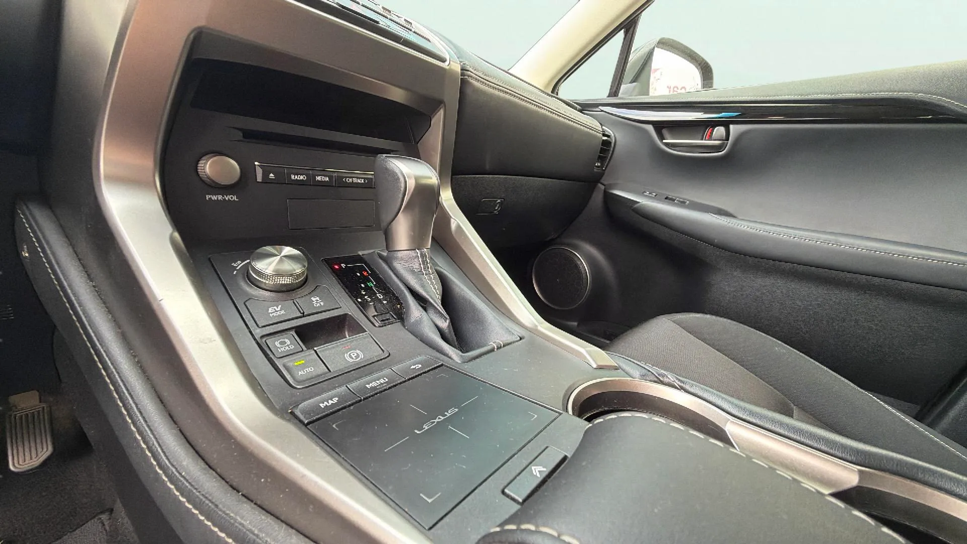 Lexus NX 2.5 300h Business 2WD - foto 16