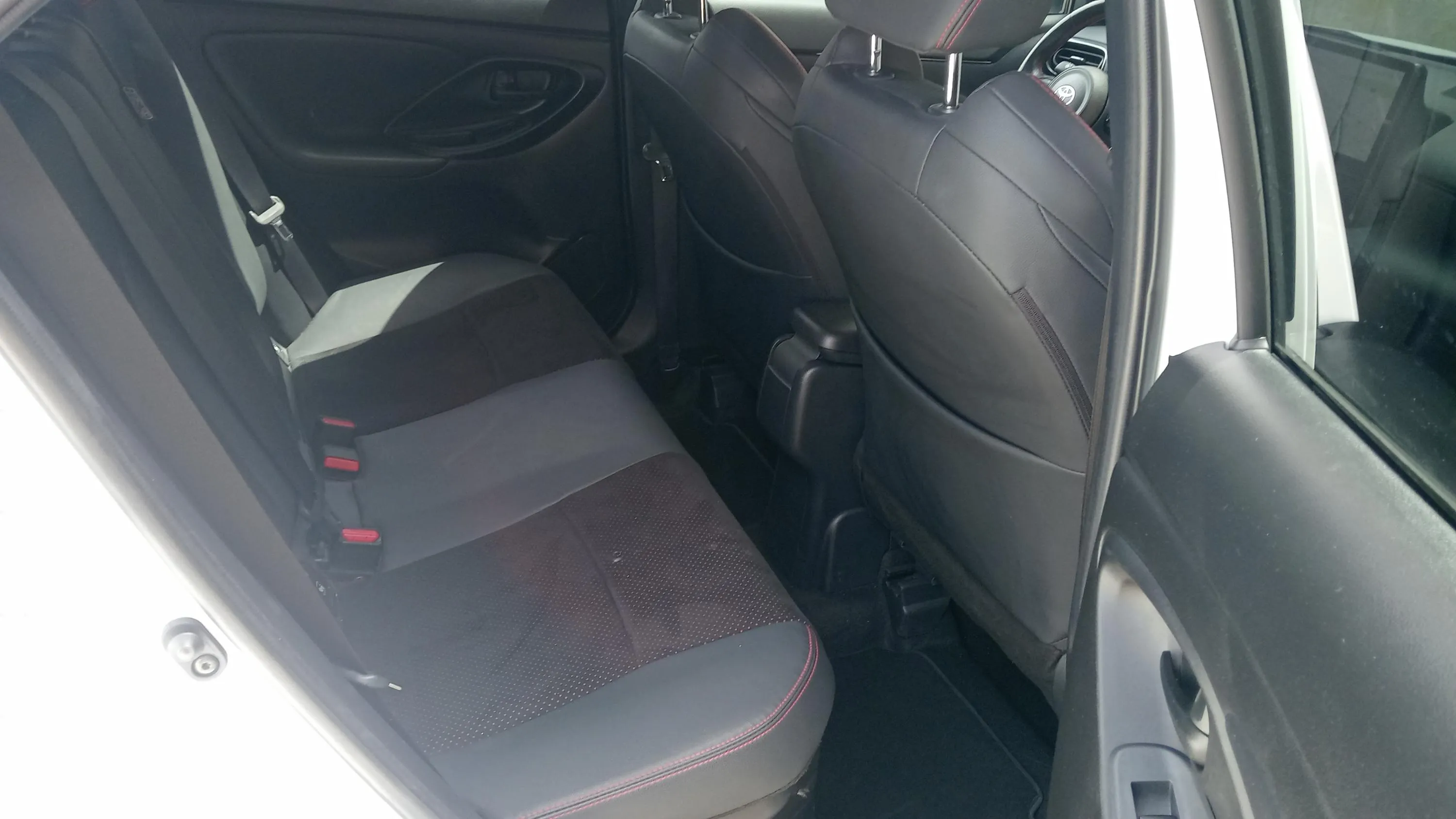 Toyota Yaris Cross 1.5 130H GR Sport - foto 18