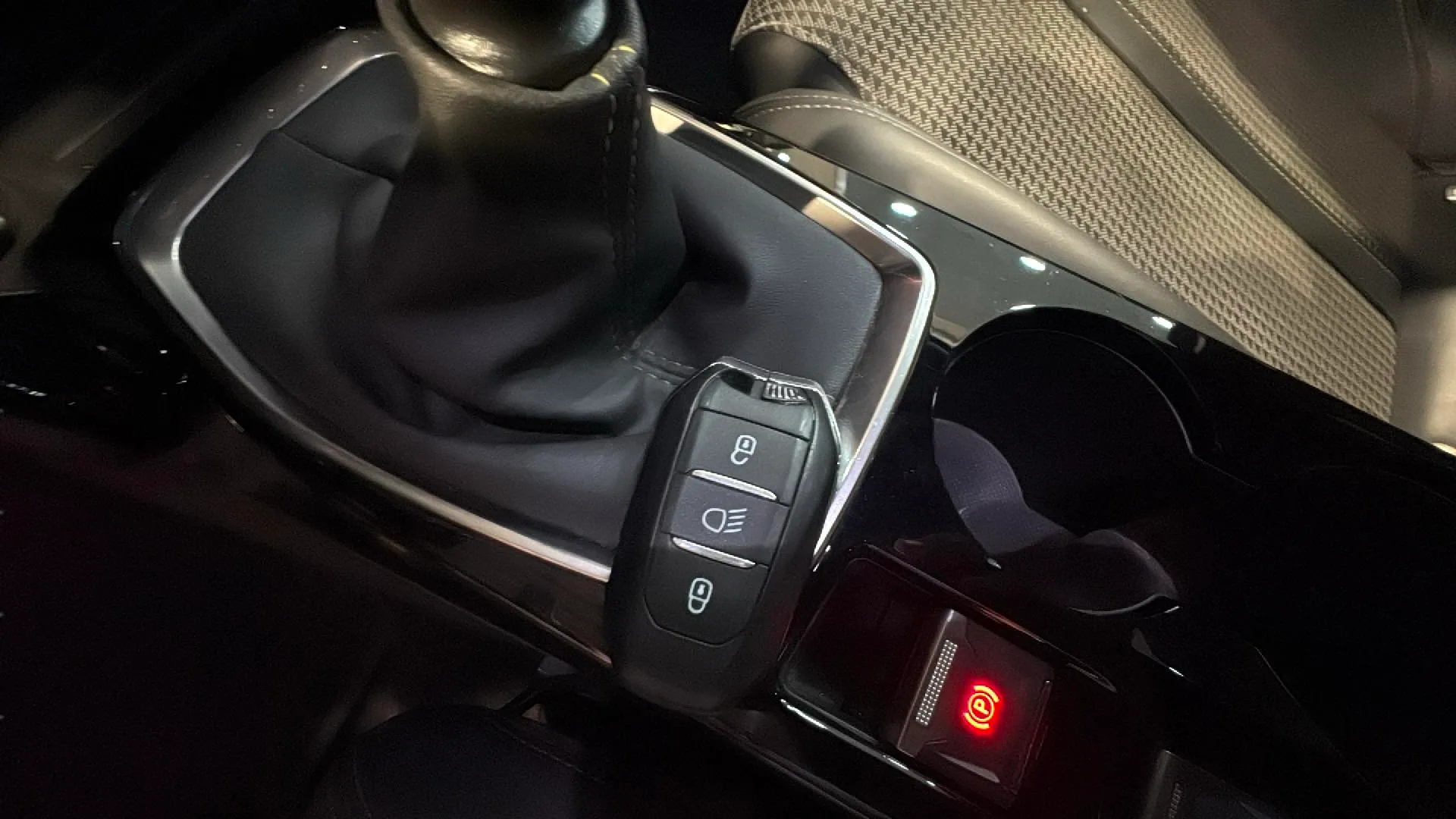 Peugeot 2008 GT PureTech 130 BVM6 - foto 24