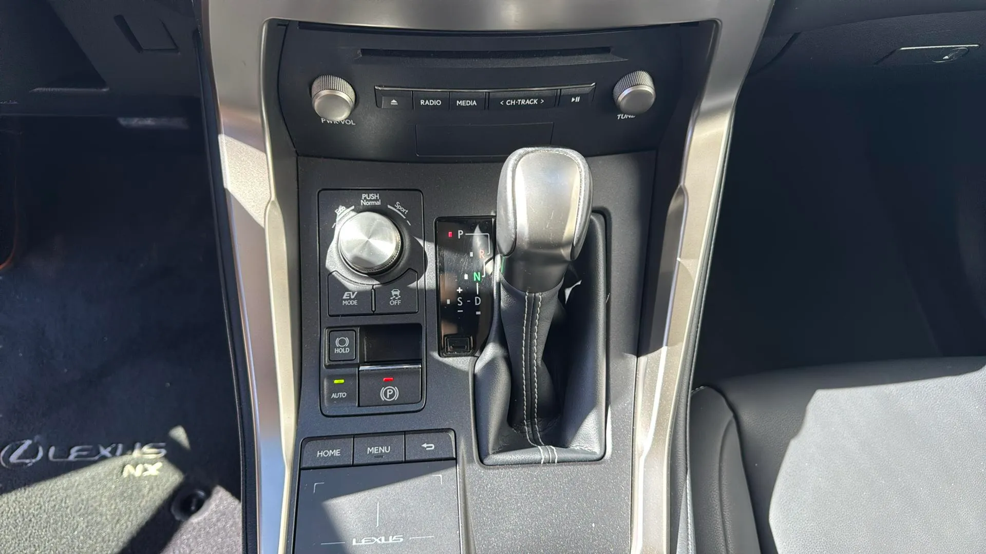 Lexus NX 2.5 300h Premium 2WD - foto 21