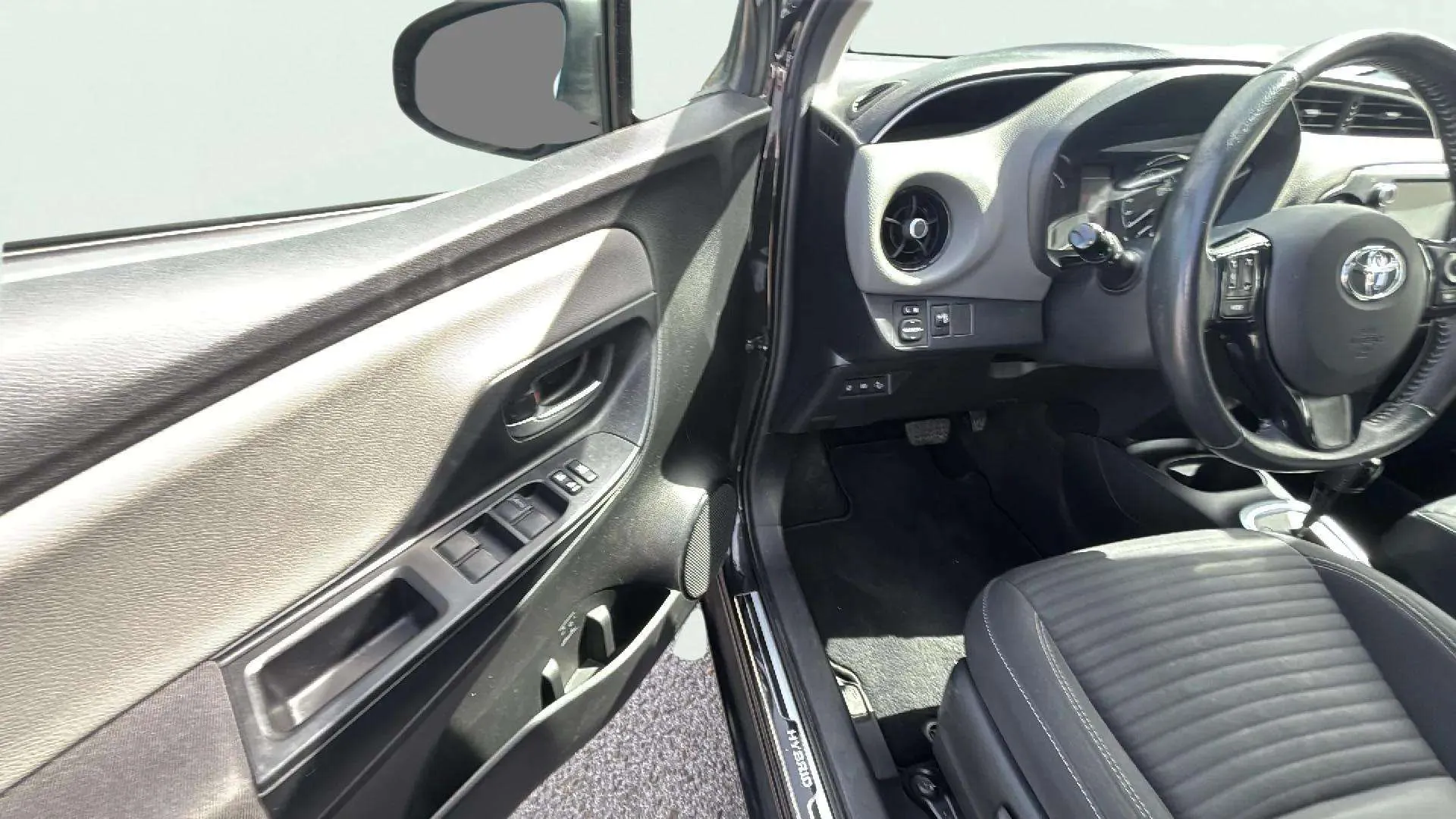Toyota Yaris 1.5 100H Active Tech - foto 21