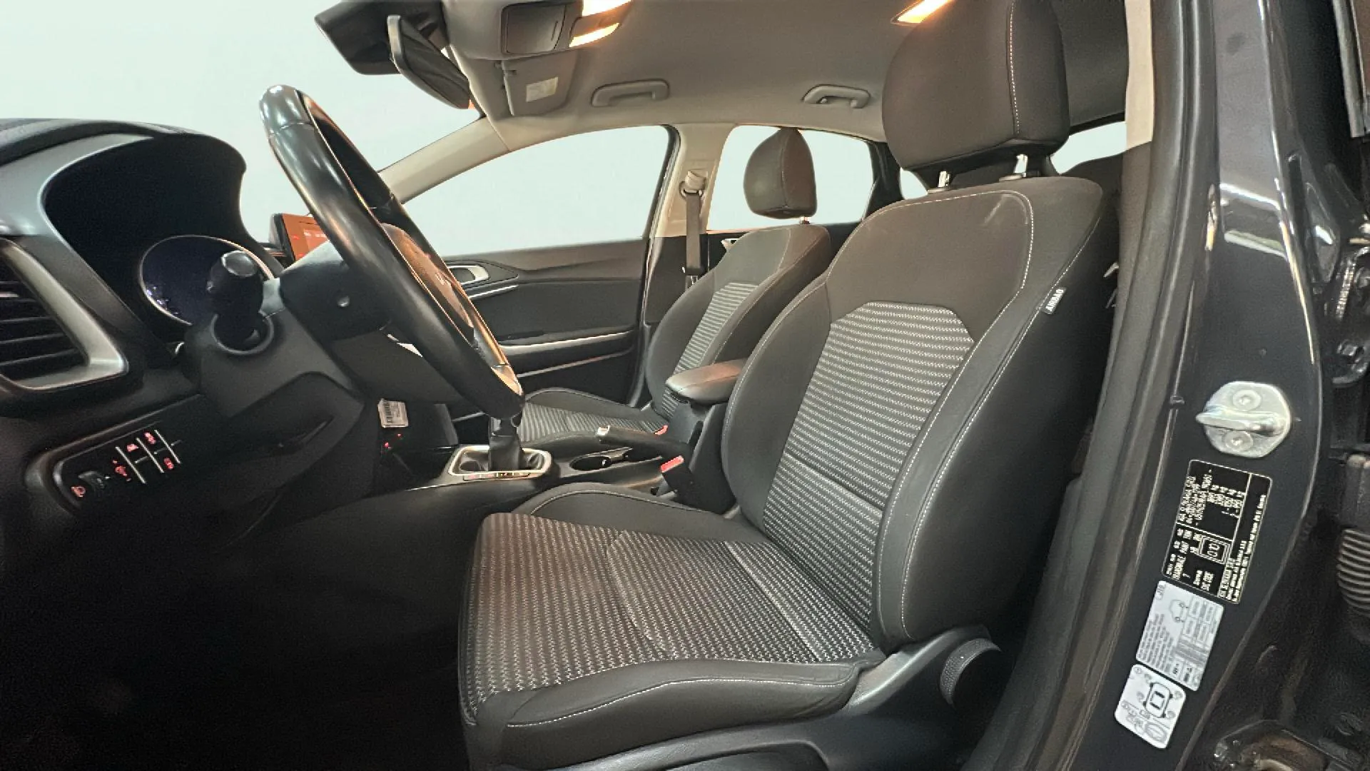 Kia Ceed 1.6 MHEV iMT Drive - foto 15