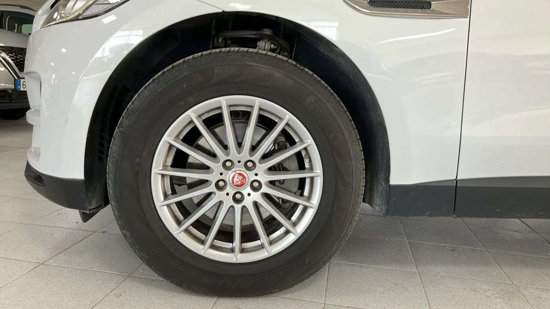 Jaguar F-Pace 2.0L i4D AWD Prestige - foto 8