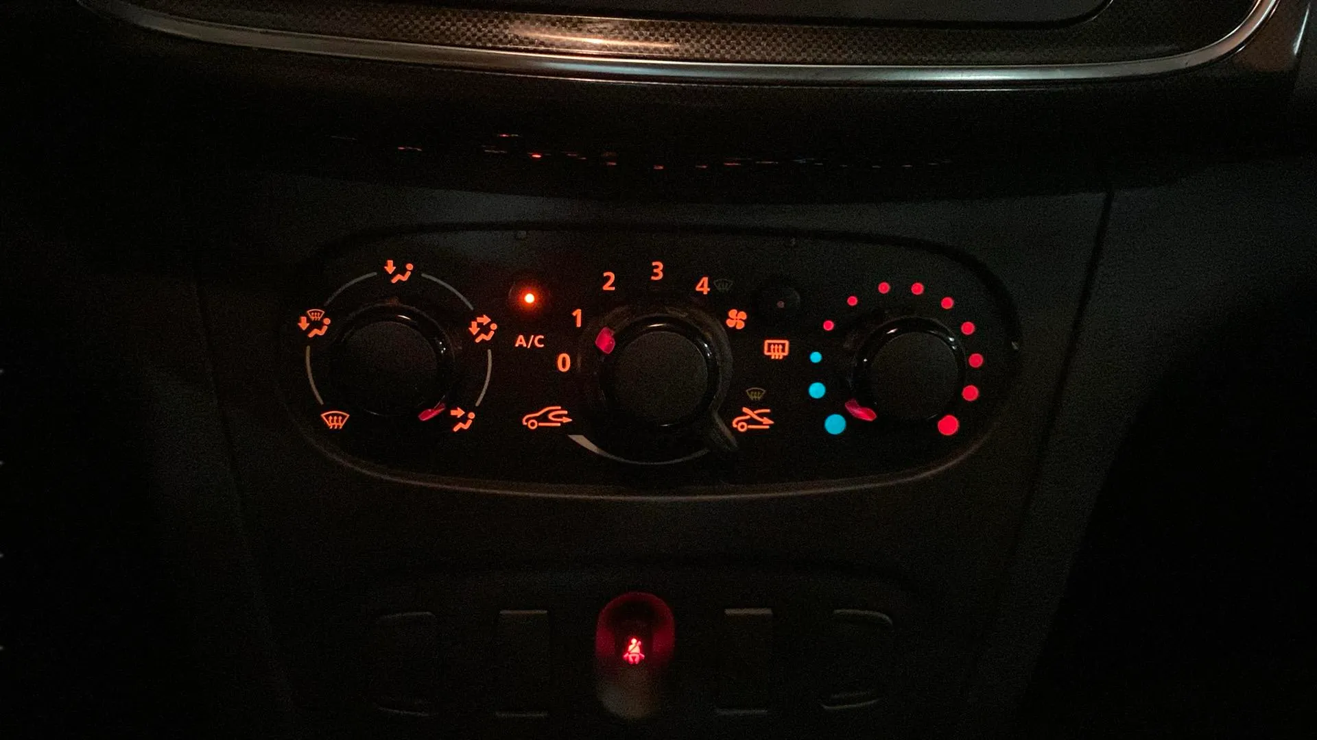 Dacia Logan Essential TCe GLP 18 - foto 18