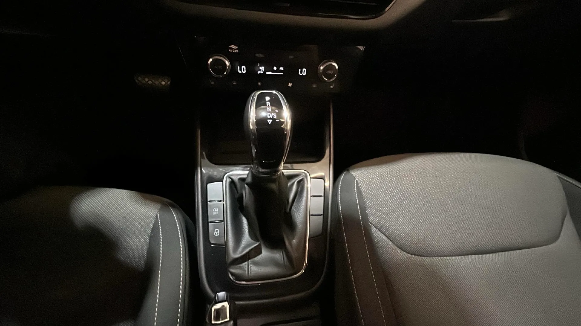 Škoda Fabia 1.0 TSI DSG Selection - foto 22