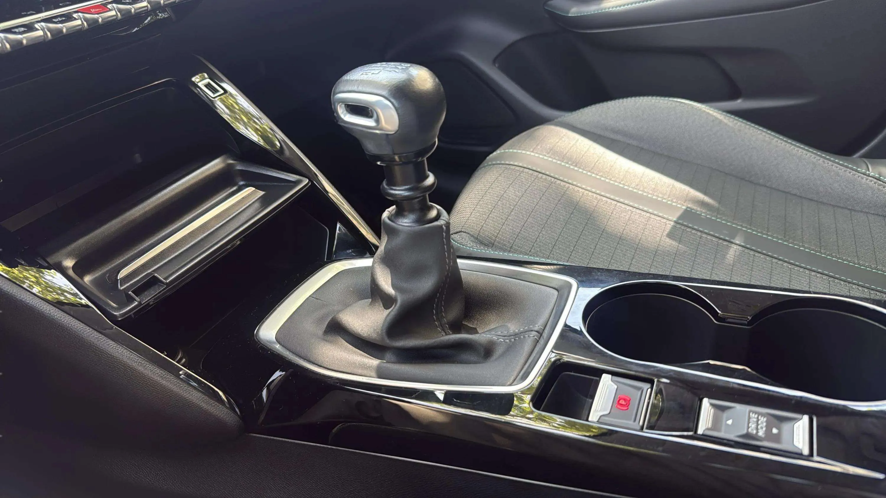 Peugeot 208 PureTech Allure - foto 18