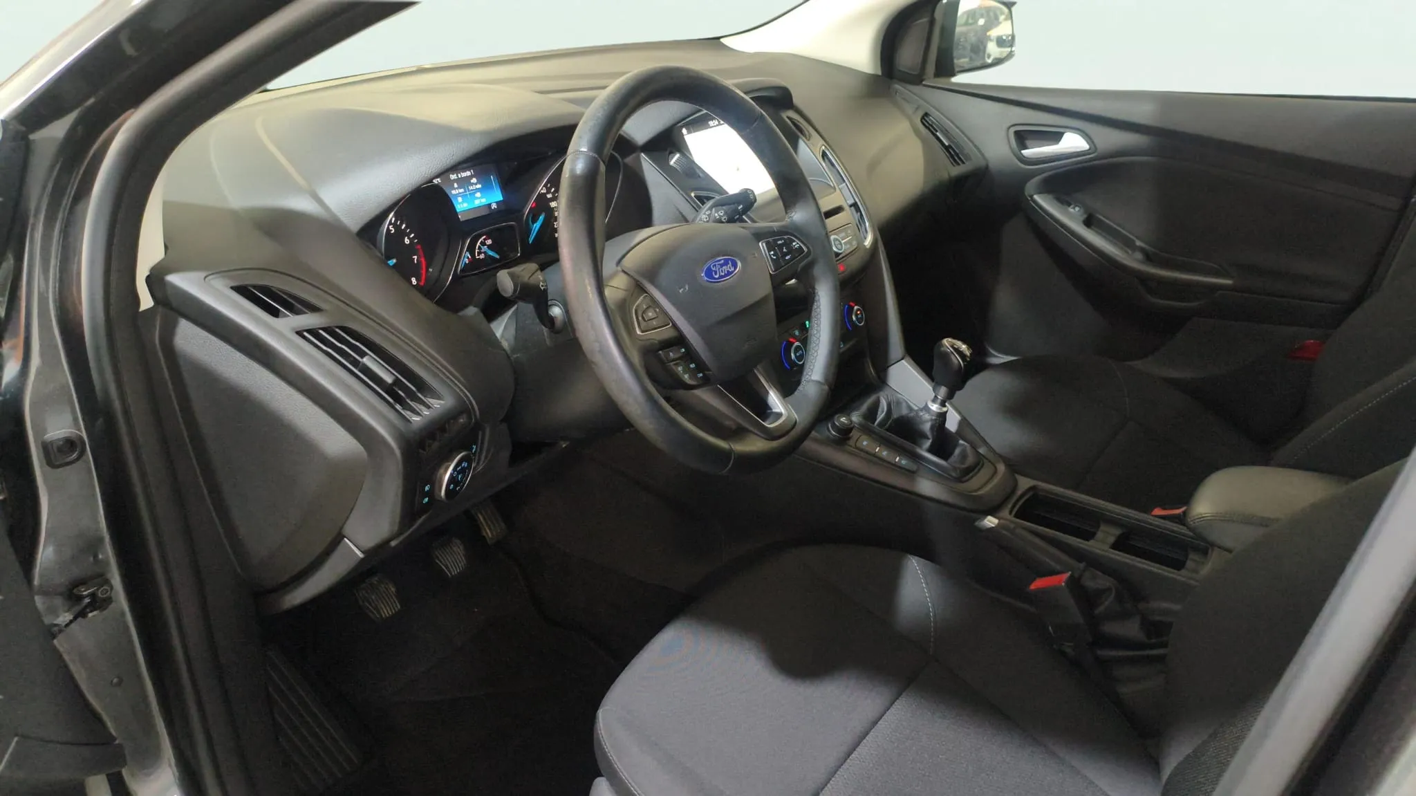 Ford Focus 1.0 EcoBoost Trend - foto 18