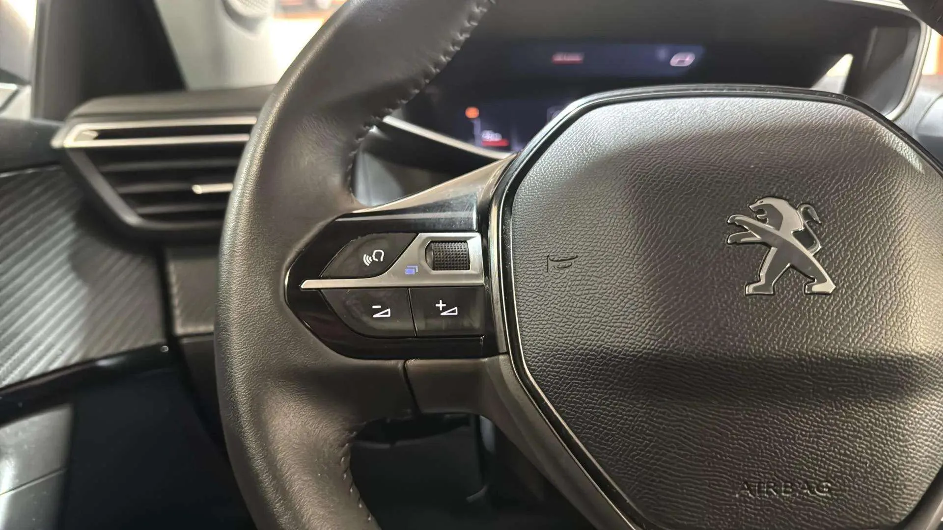 Peugeot 2008 Allure Pack PureTech 130 BVM6 - foto 16