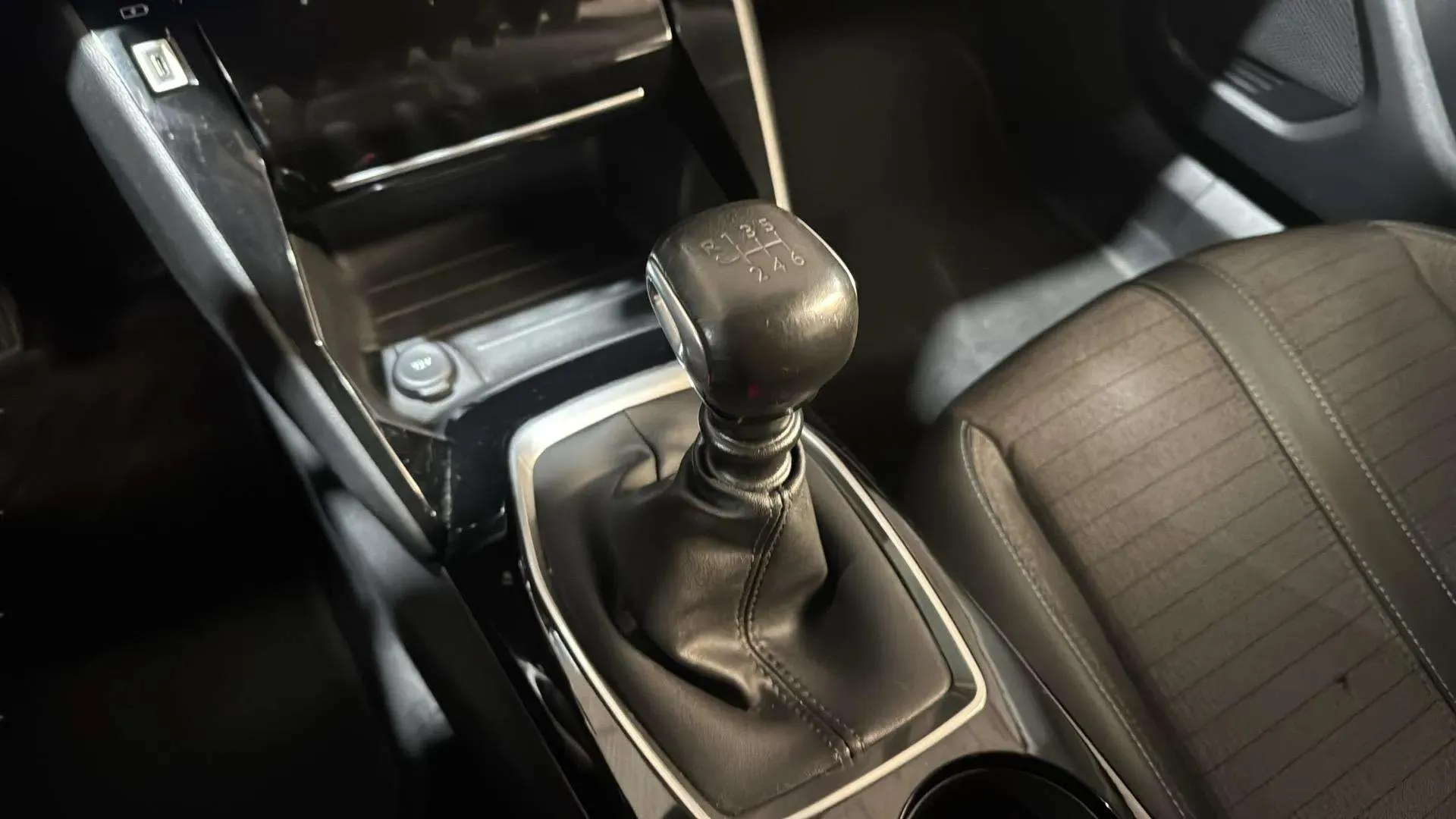 Peugeot 2008 Allure Pack PureTech 130 BVM6 - foto 18