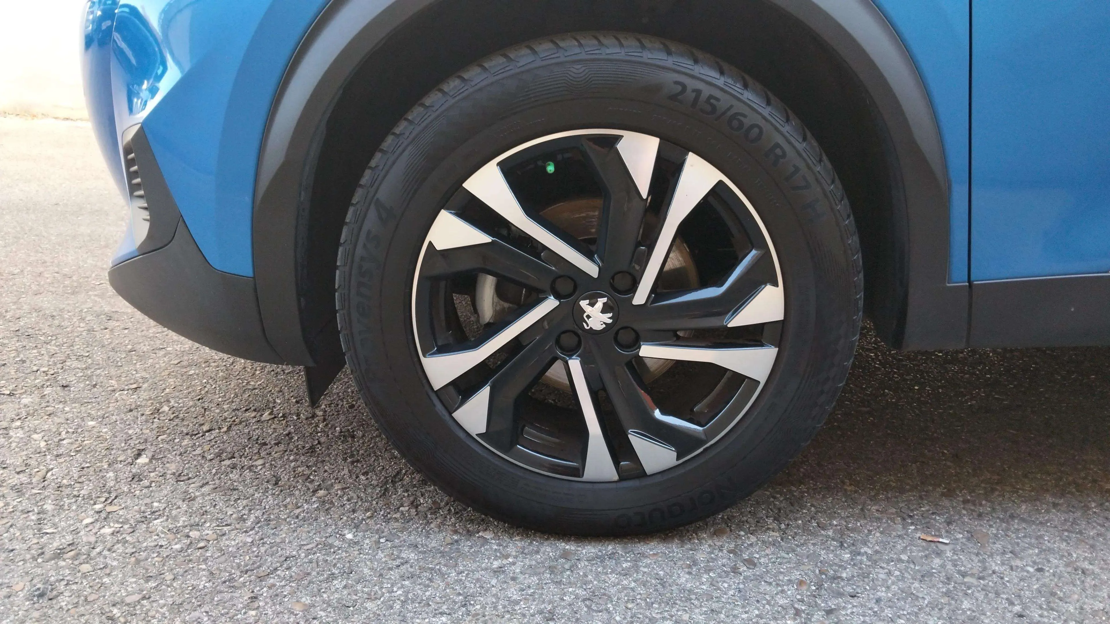 Peugeot 2008 Allure Pack PureTech 130 BVM6 - foto 19