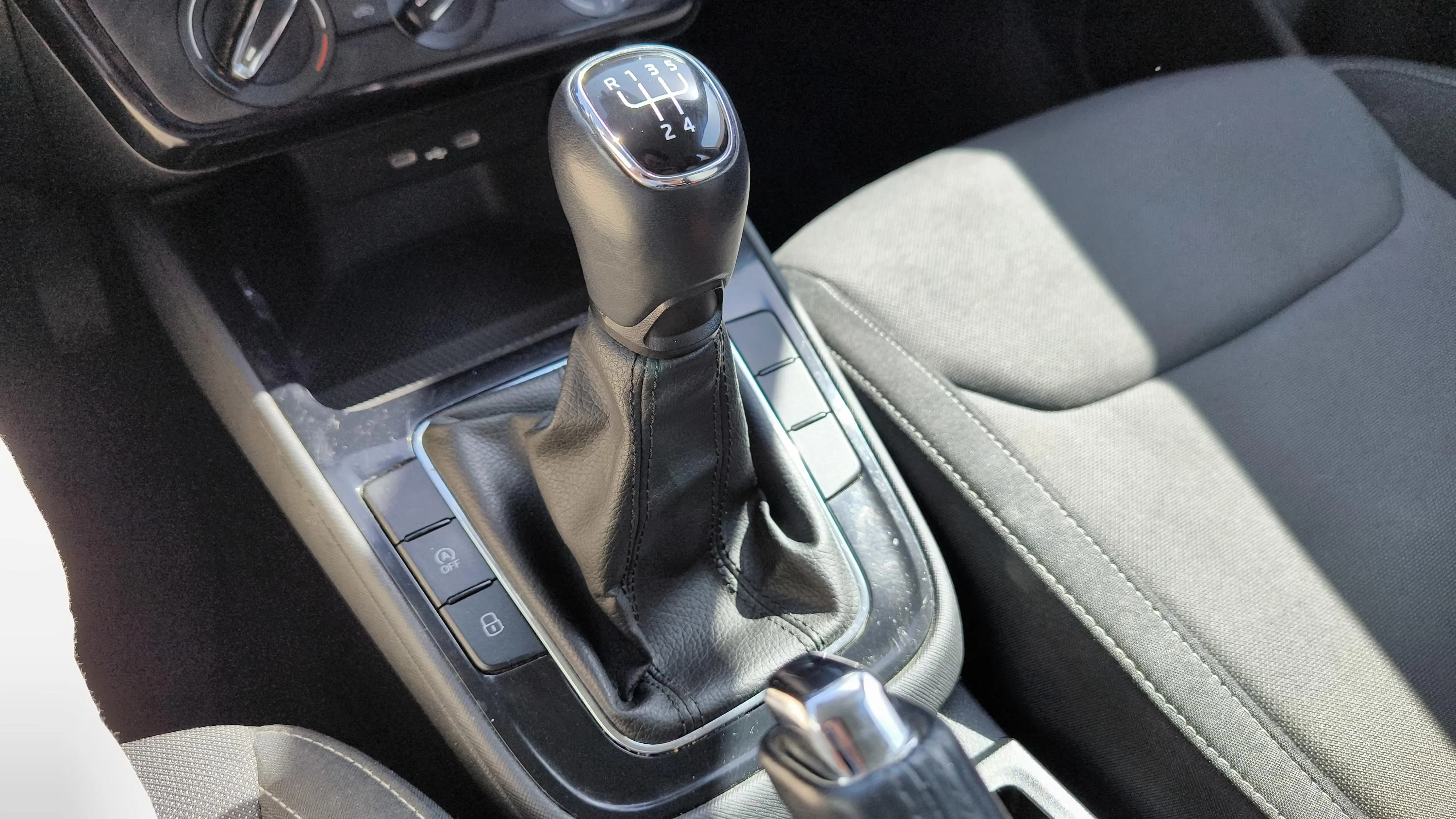 Škoda Fabia 1.0 TSI Ambition - foto 37