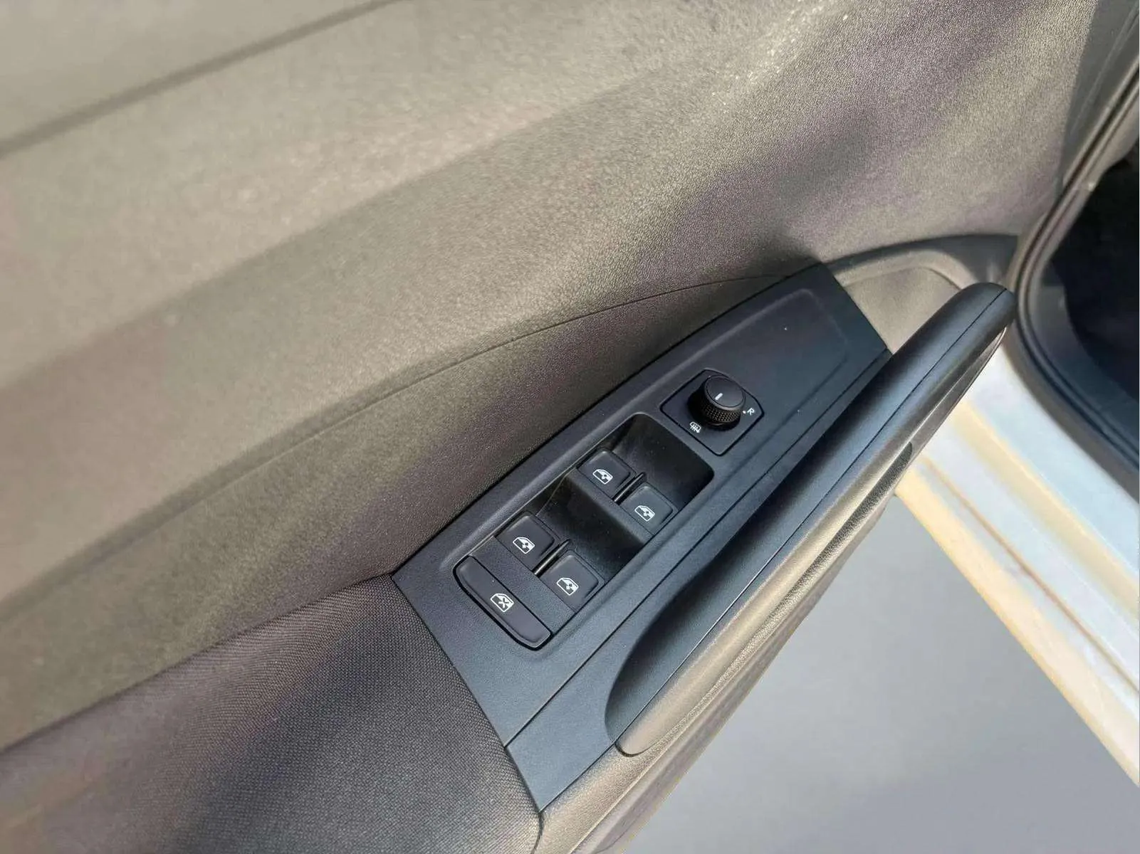 Škoda Fabia 1.0 TSI Design - foto 16