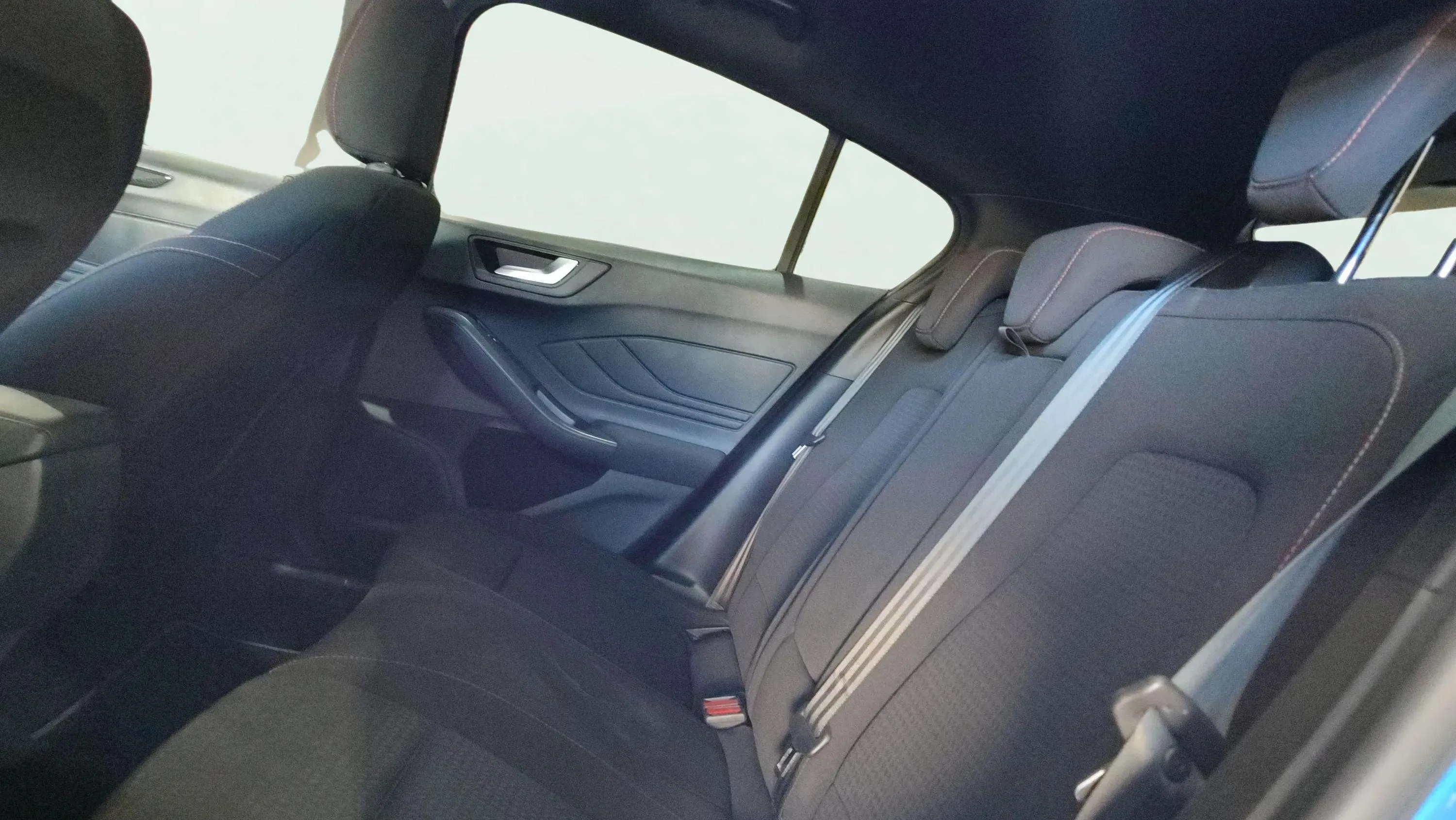 Ford Focus 1.0 EcoBoost MHEV ST-Line - foto 17