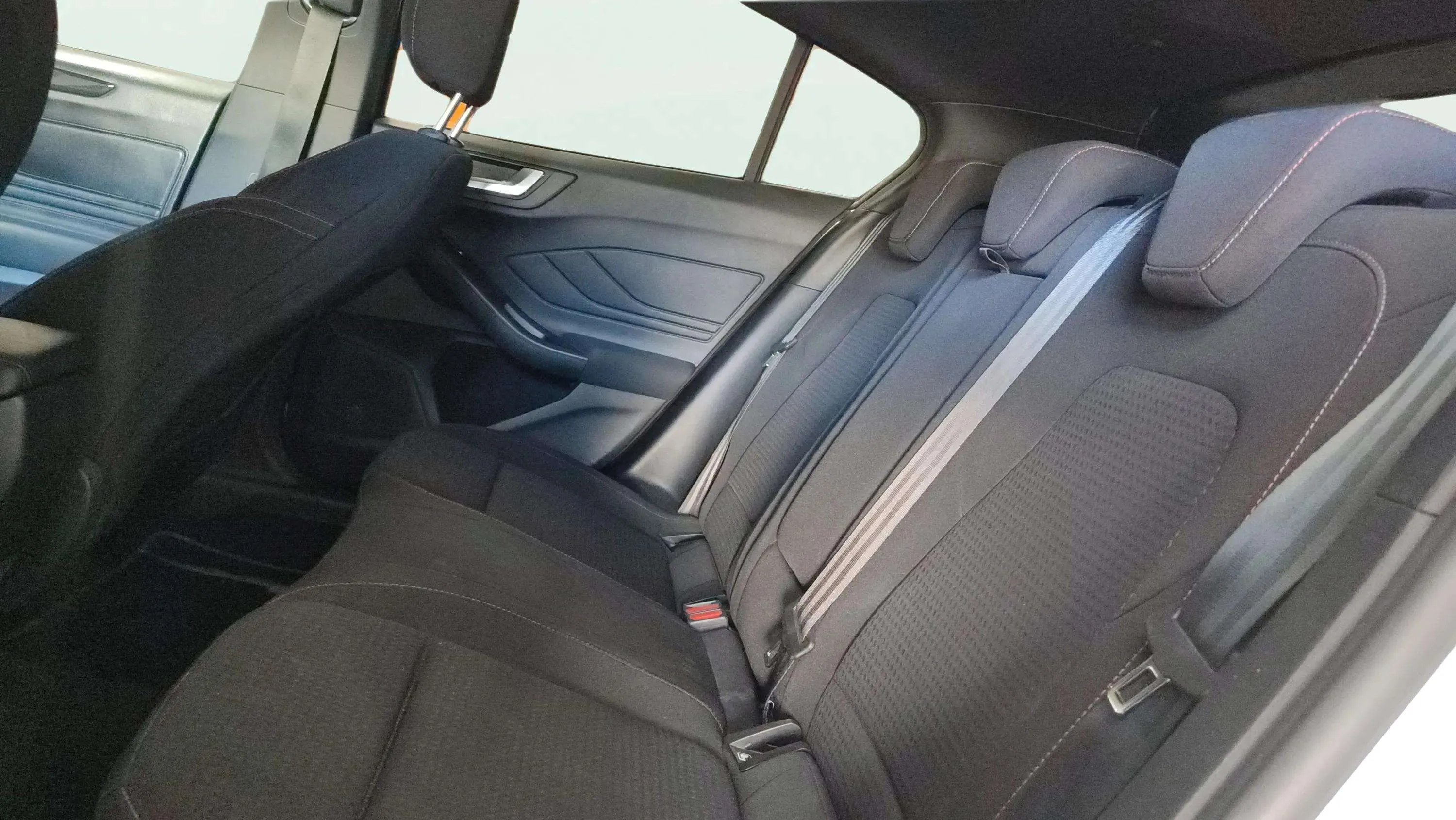 Ford Focus 1.0 EcoBoost MHEV ST-Line - foto 18