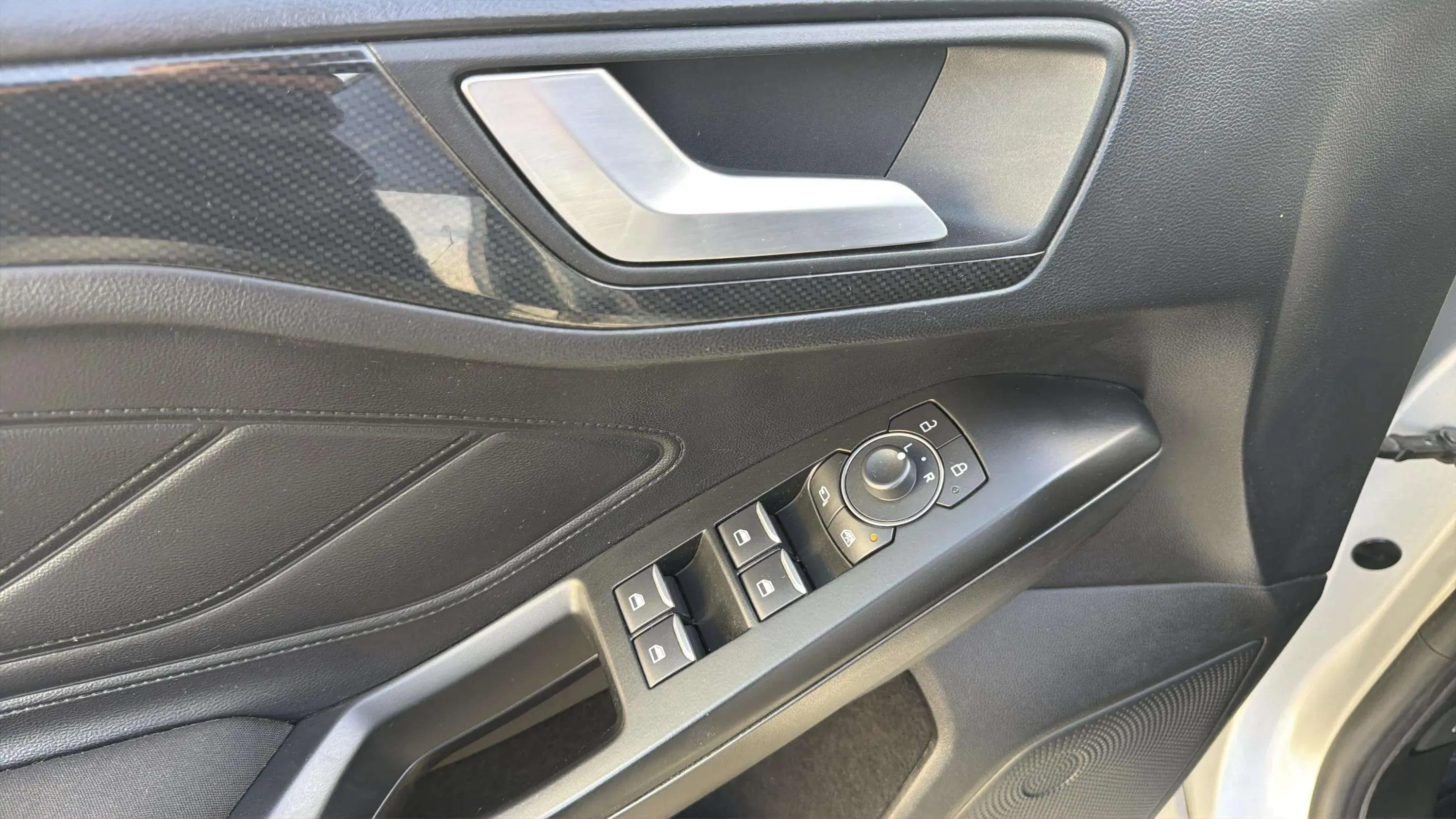 Ford Focus 1.0 EcoBoost MHEV ST-Line Design SIP - foto 18