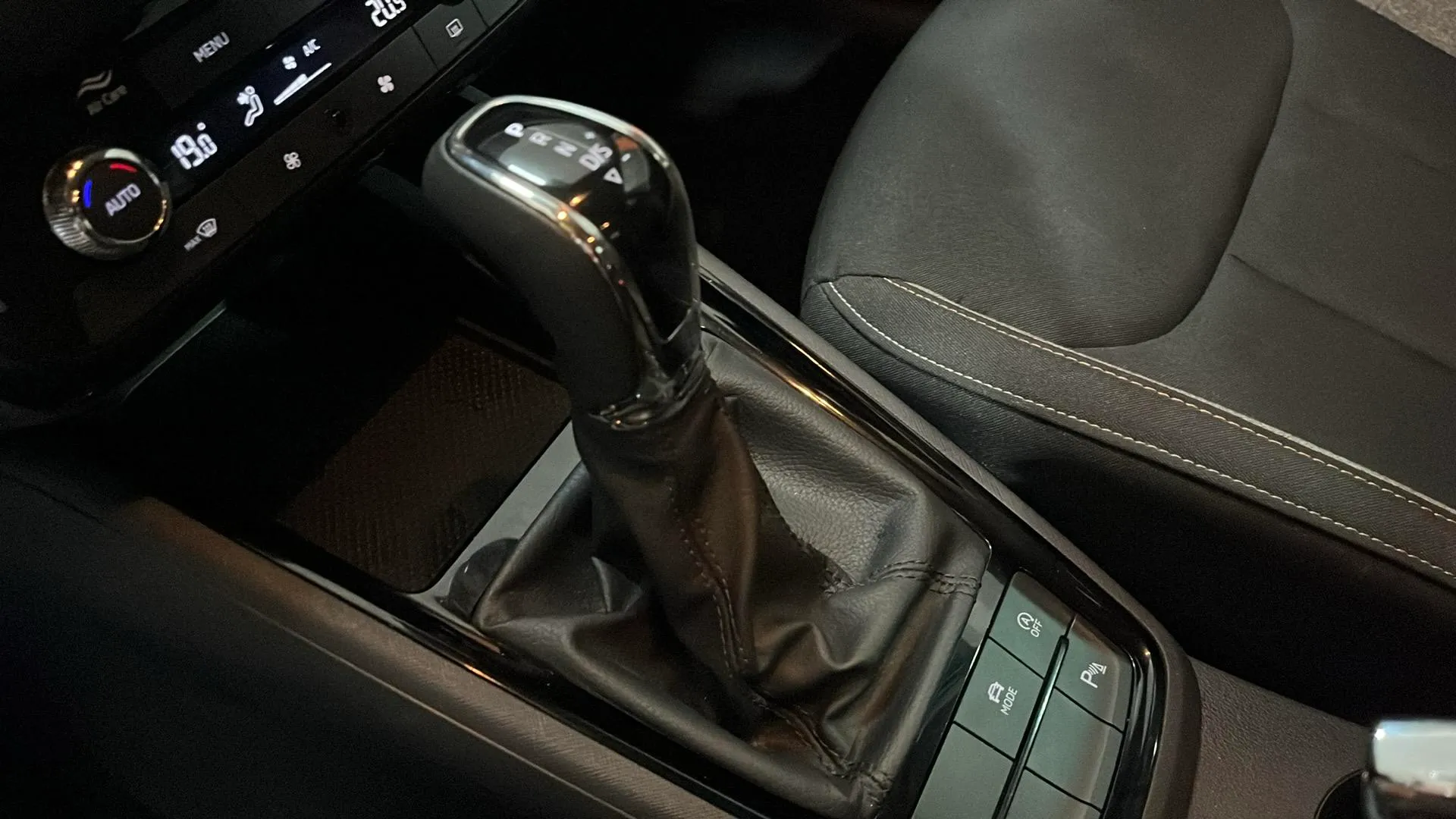 Škoda Kamiq 1.0 TSI DSG Selection - foto 15