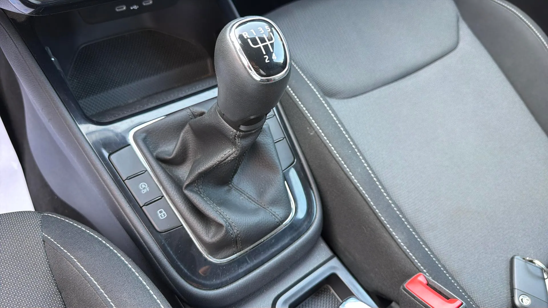 Škoda Fabia 1.0 TSI Selection - foto 25