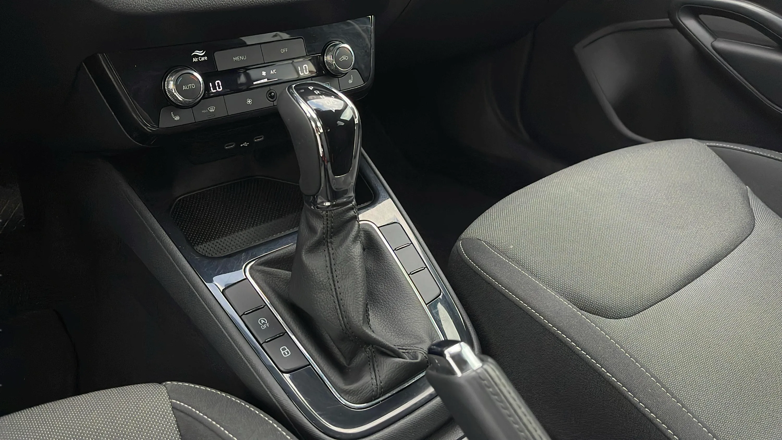 Škoda Fabia 1.0 TSI DSG Selection - foto 17