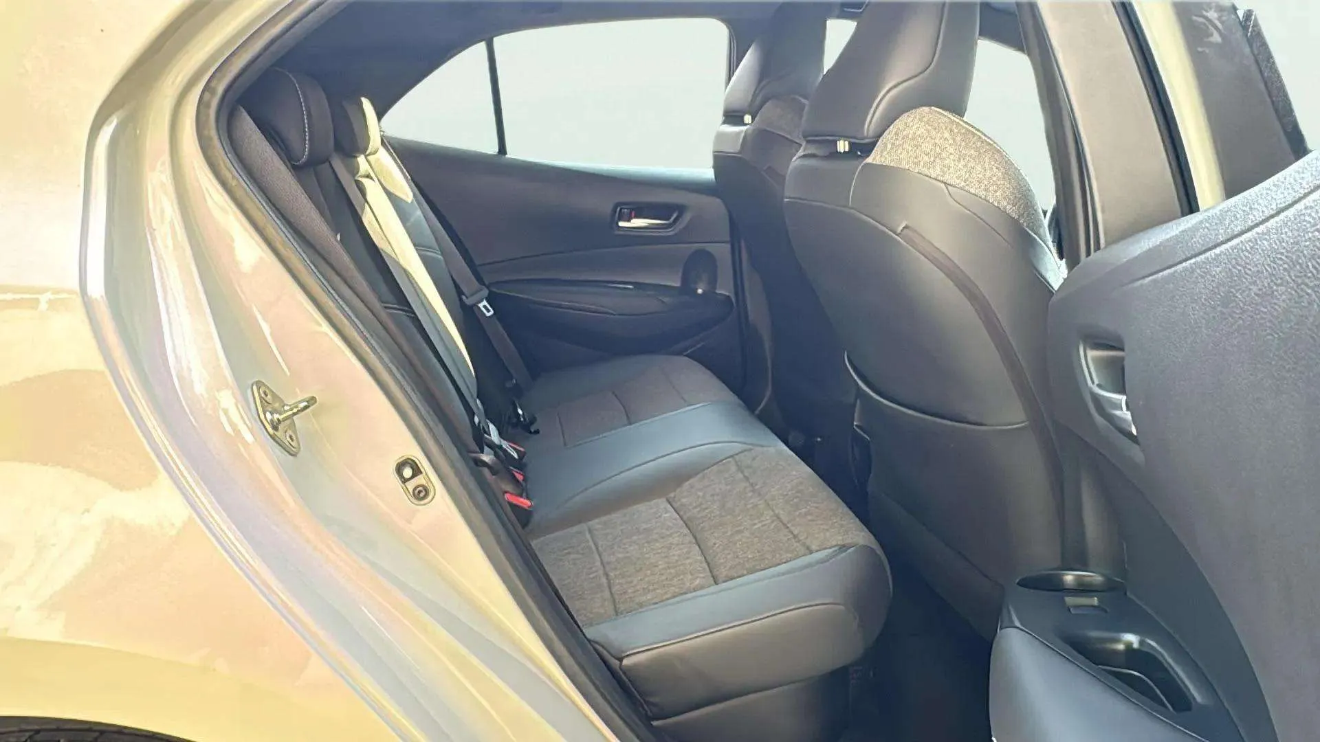 Toyota Corolla 1.8 125H Style E-CVT - foto 14