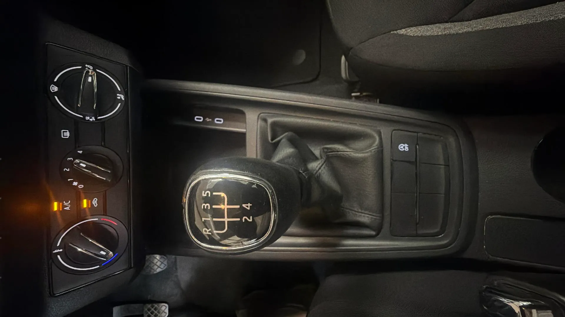Škoda Kamiq 1.0 TSI Active - foto 18