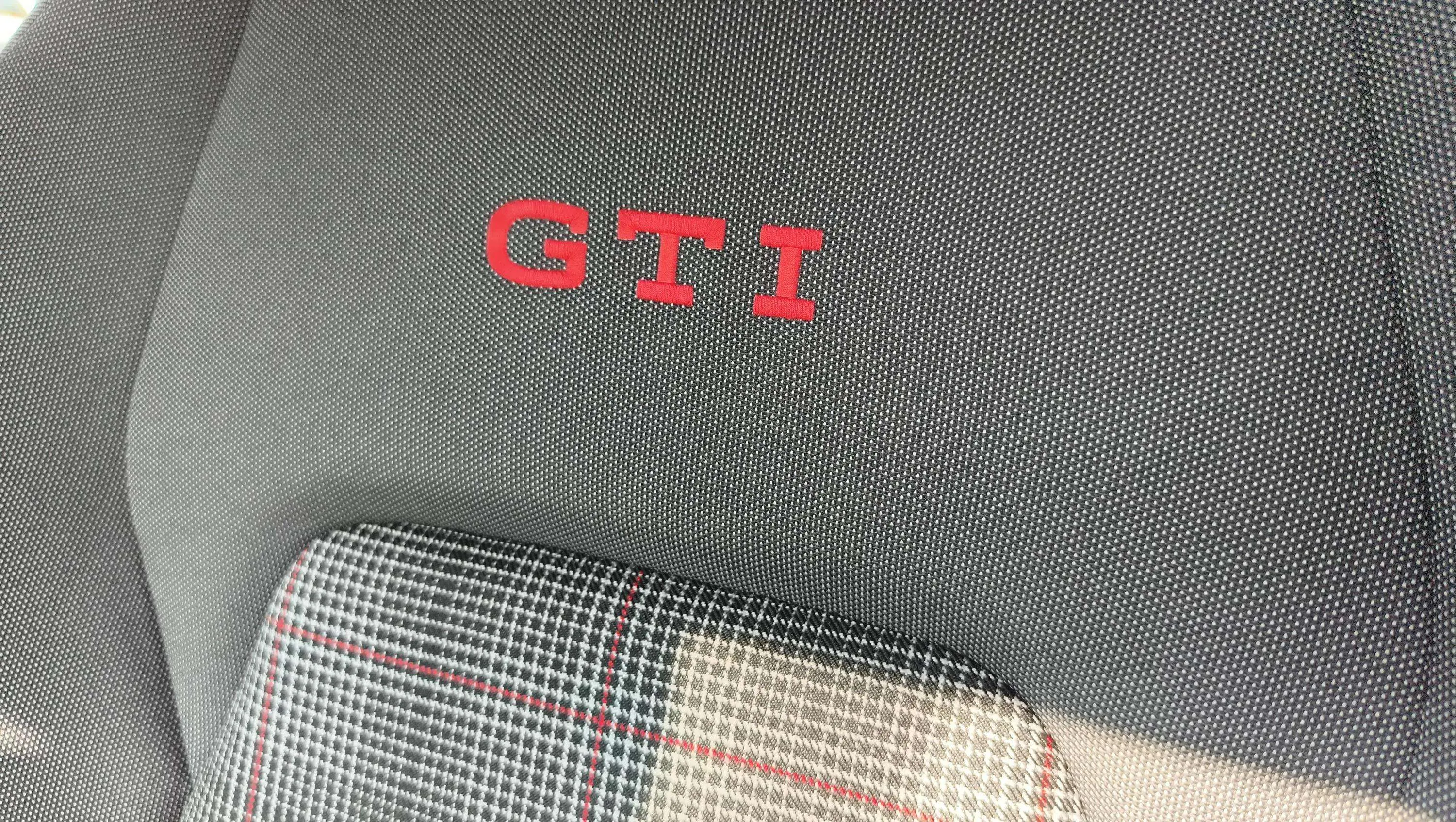 Volkswagen Golf GTI 2.0 TSI DSG - foto 19