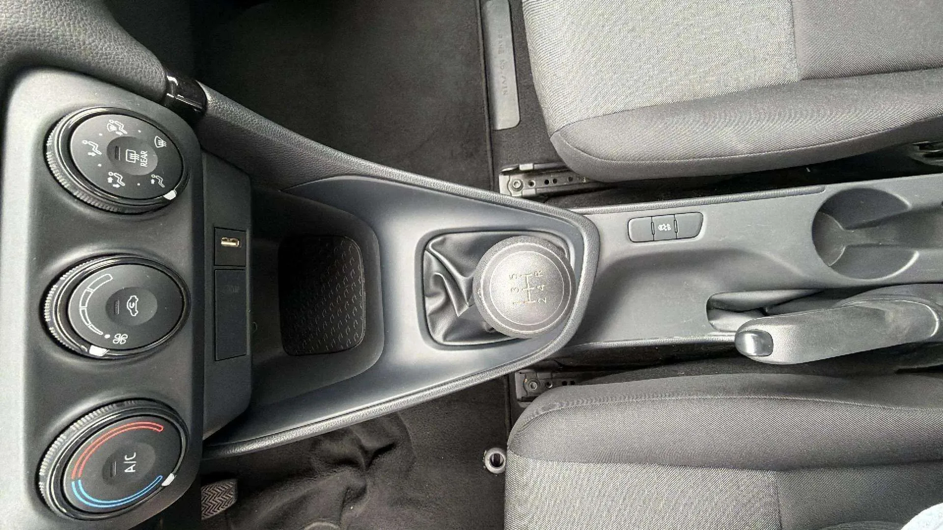 Toyota Yaris 1.0 70 Active - foto 25